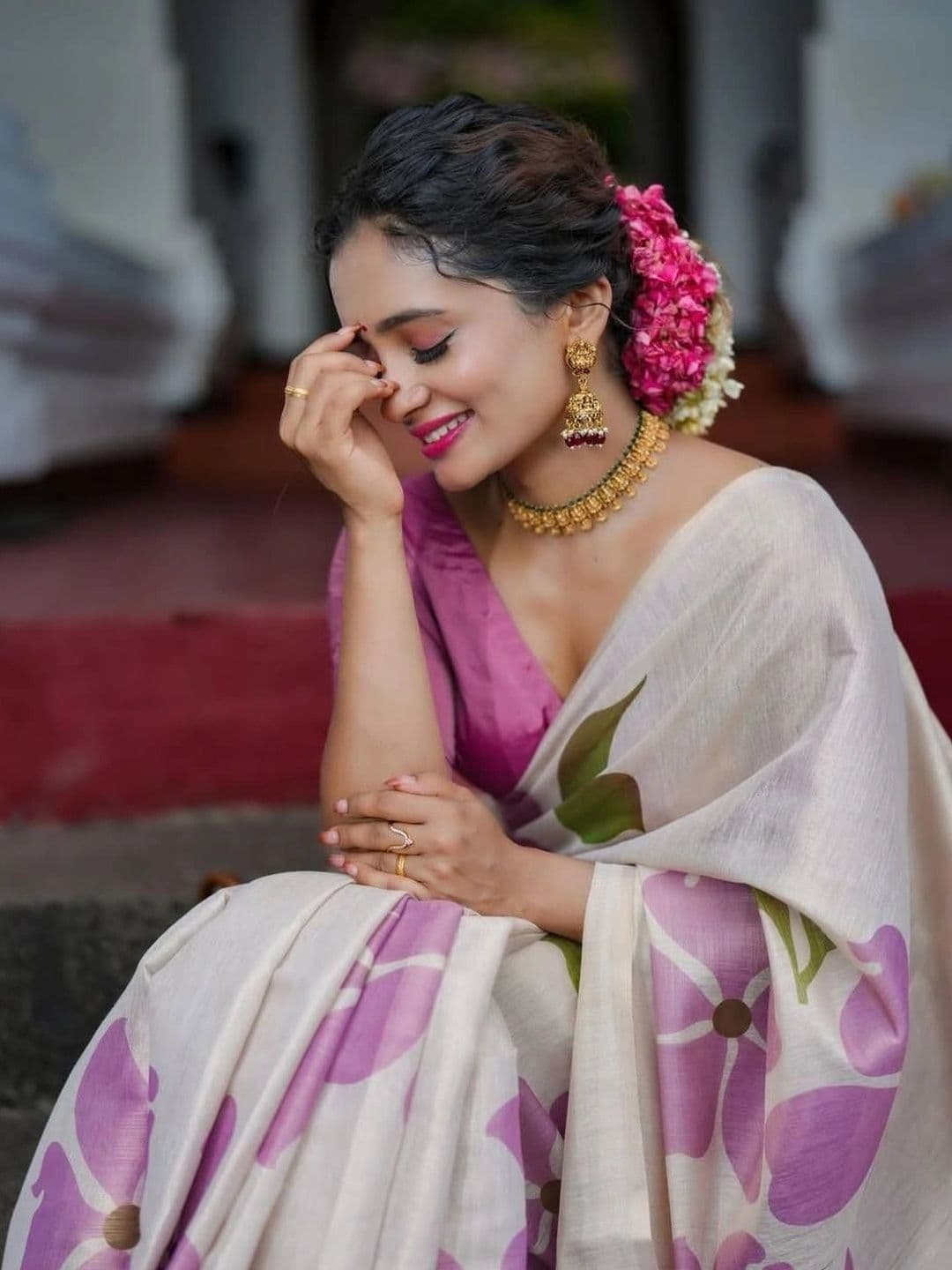 Aaishvyapparels Floral Zari Linen Blend Saree thumbnail 3