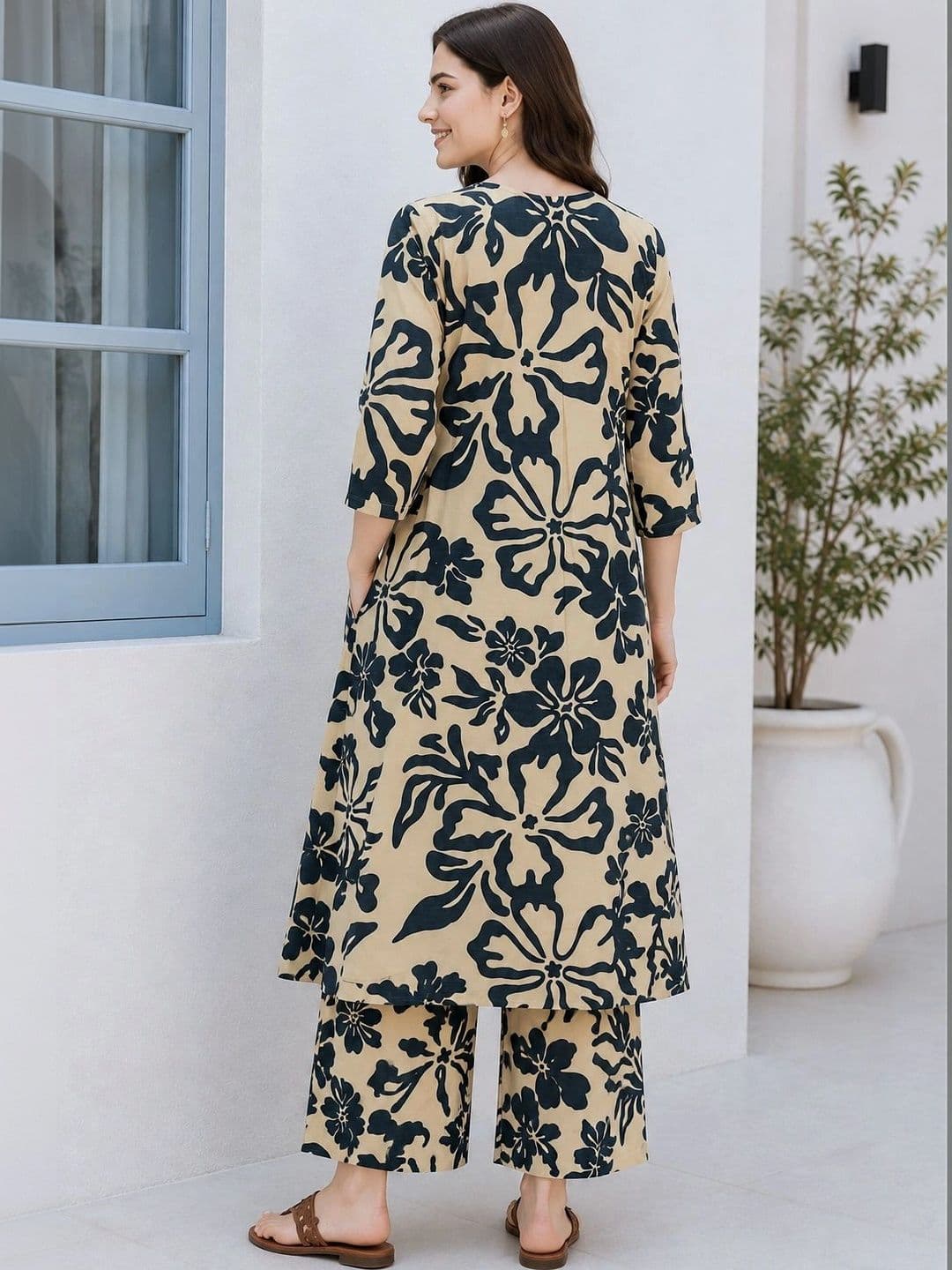 HIVA TRENDZ Women Floral Printed Regular Kurta with Palazzos thumbnail 2
