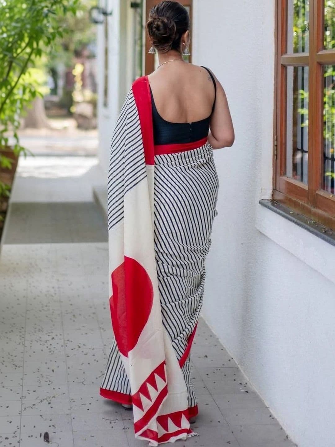 VelvetHue Striped Zari Linen Blend Saree thumbnail 4