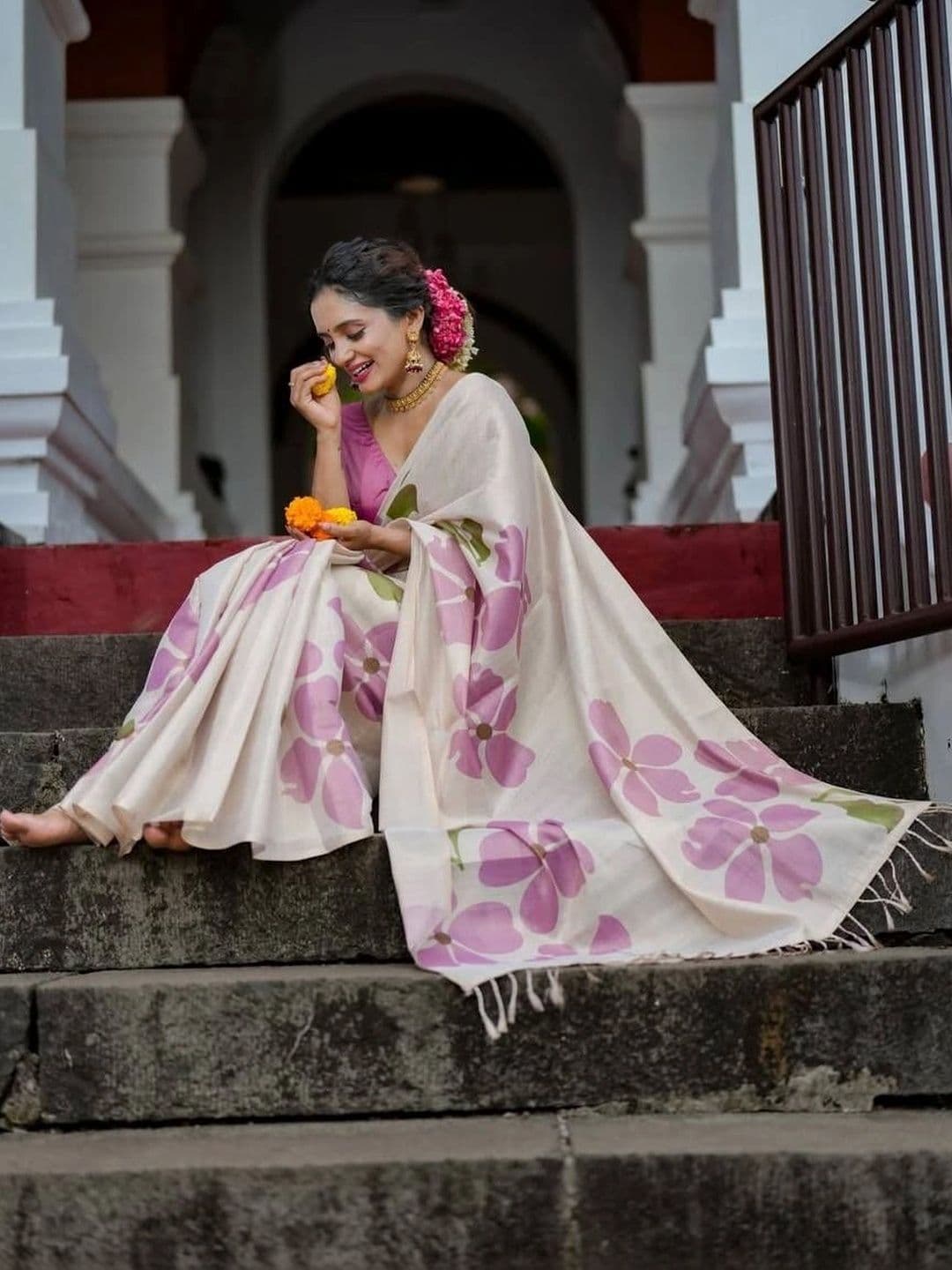 AmiFashion Floral Zari Linen Blend Saree thumbnail 2