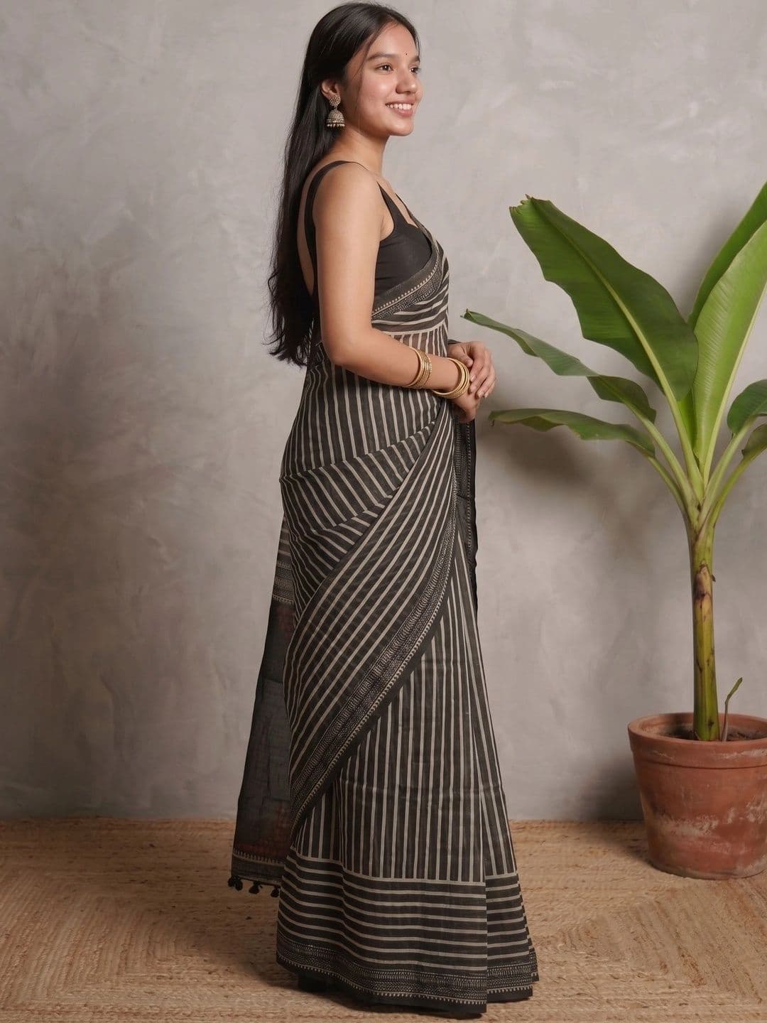 AdoreeStitch Striped Zari Linen Blend Saree thumbnail 3