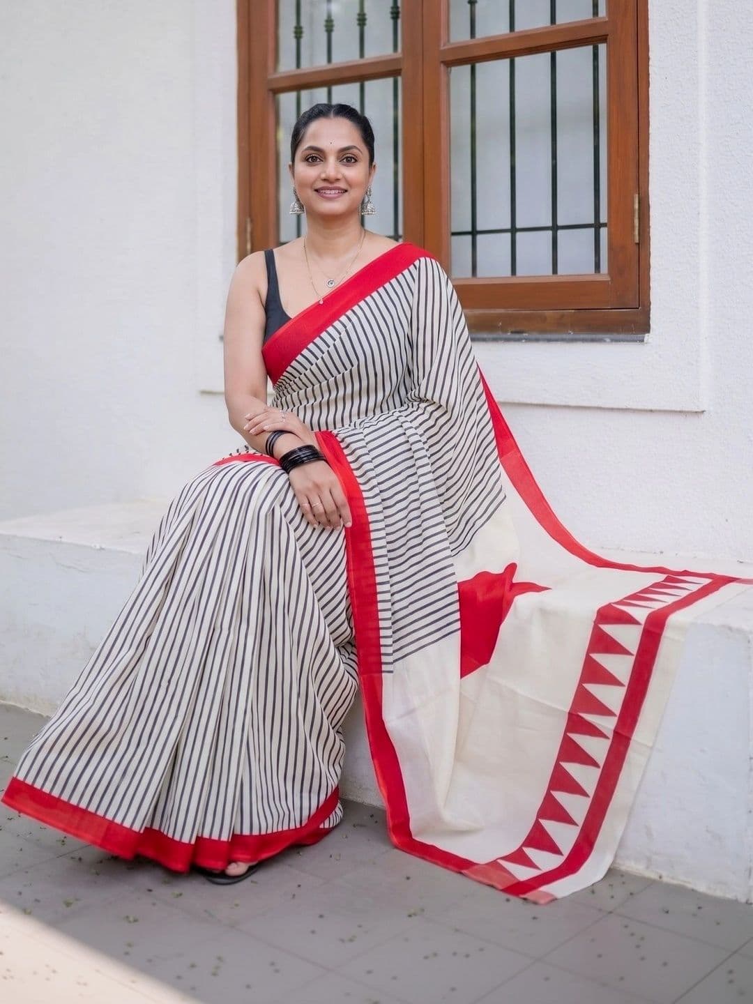 JUICE BEAUTY Women Striped Zari Linen Blend Saree thumbnail 3