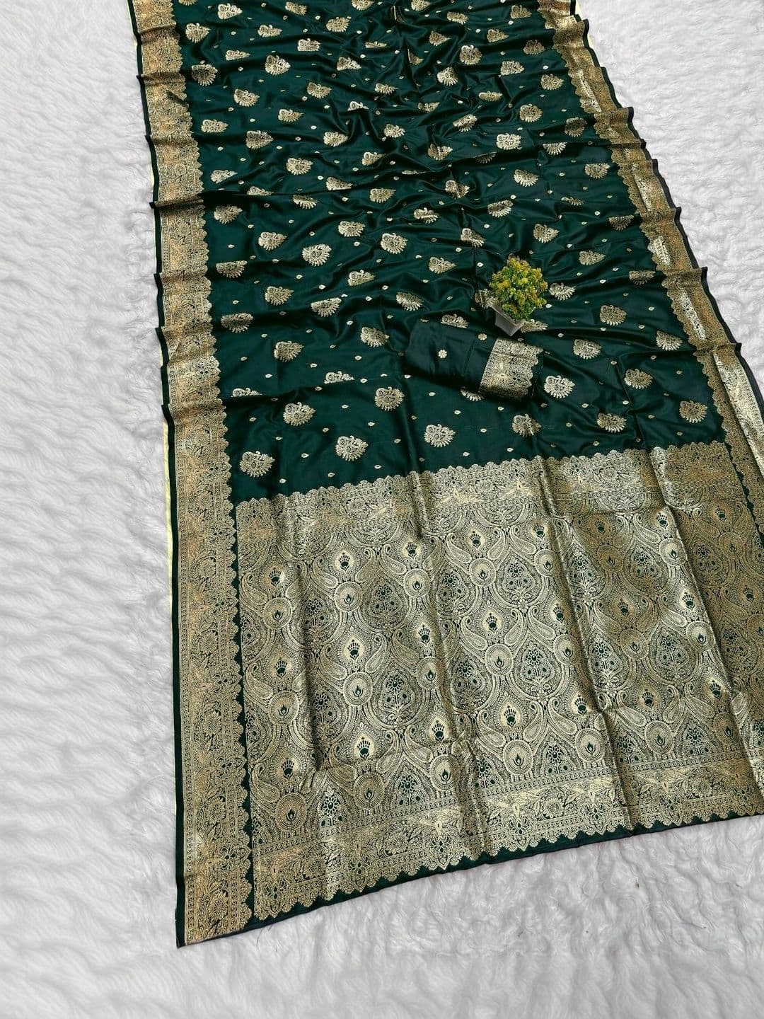 KRISHNA KURTIES Woven Design Zari Art Silk Banarasi Saree thumbnail 2
