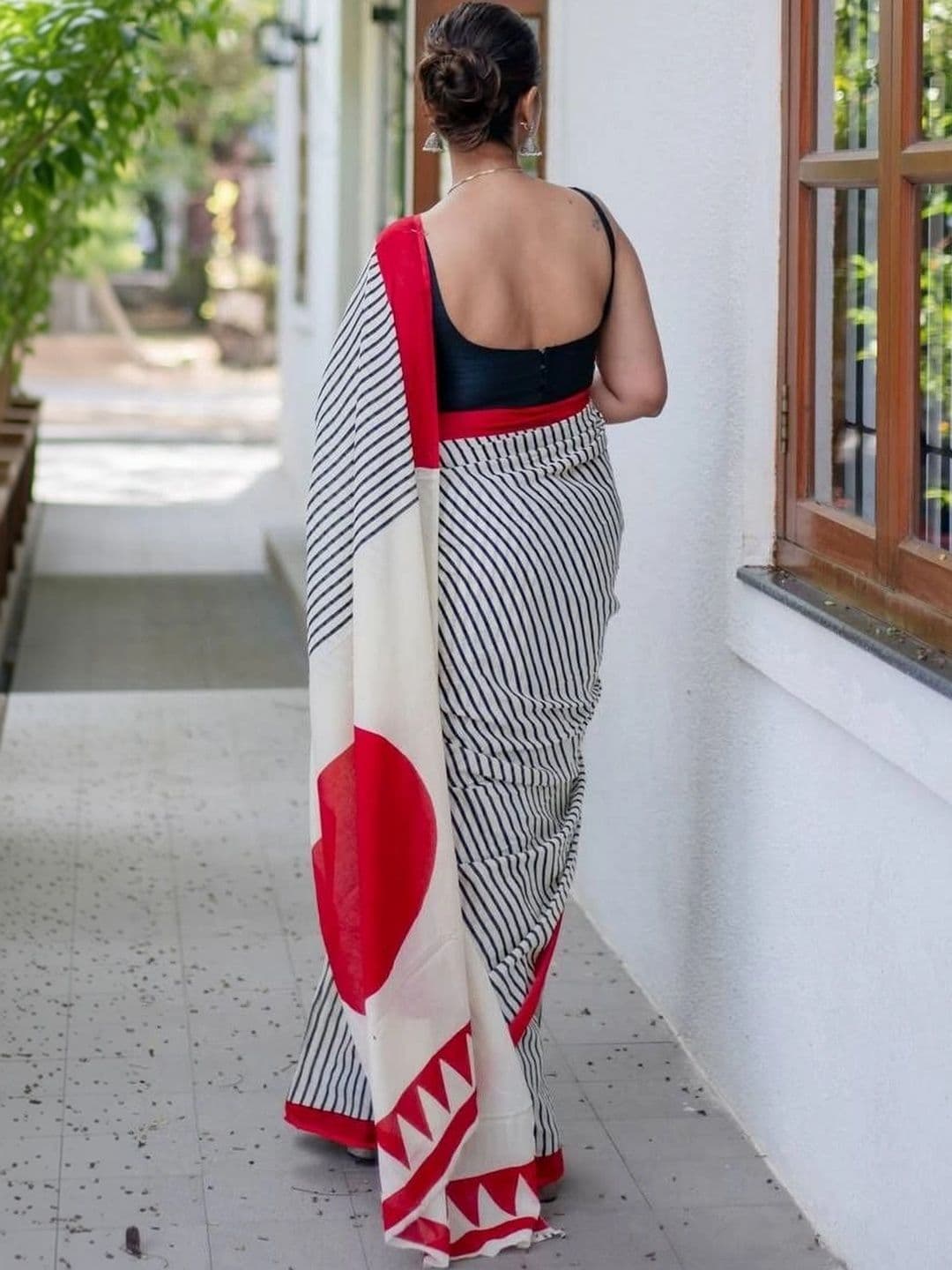 7Eleven Fashion Woven Design Zari Linen Blend Saree thumbnail 3