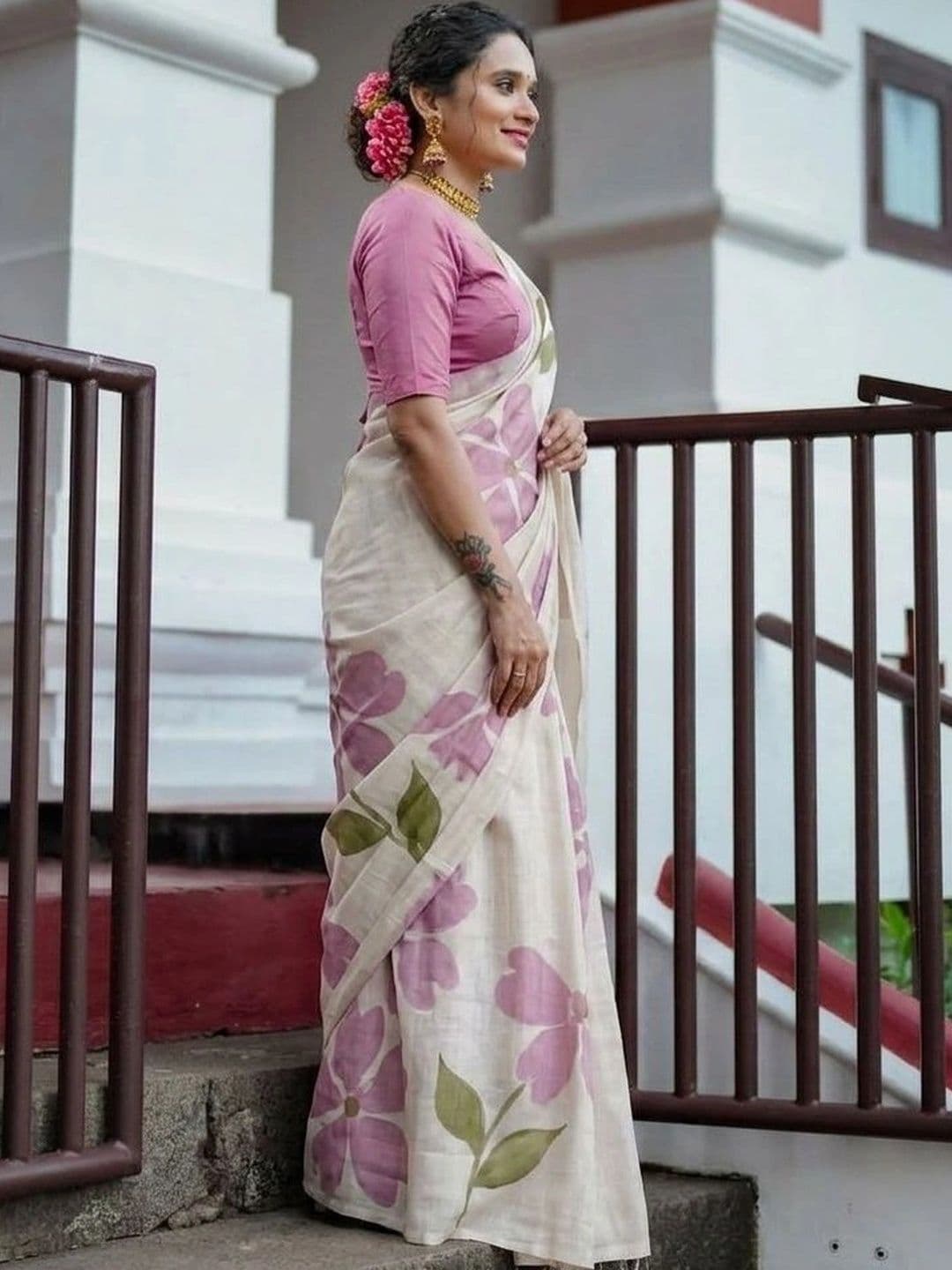 Zankhi Hosiery Floral Zari Linen Blend Saree thumbnail 6