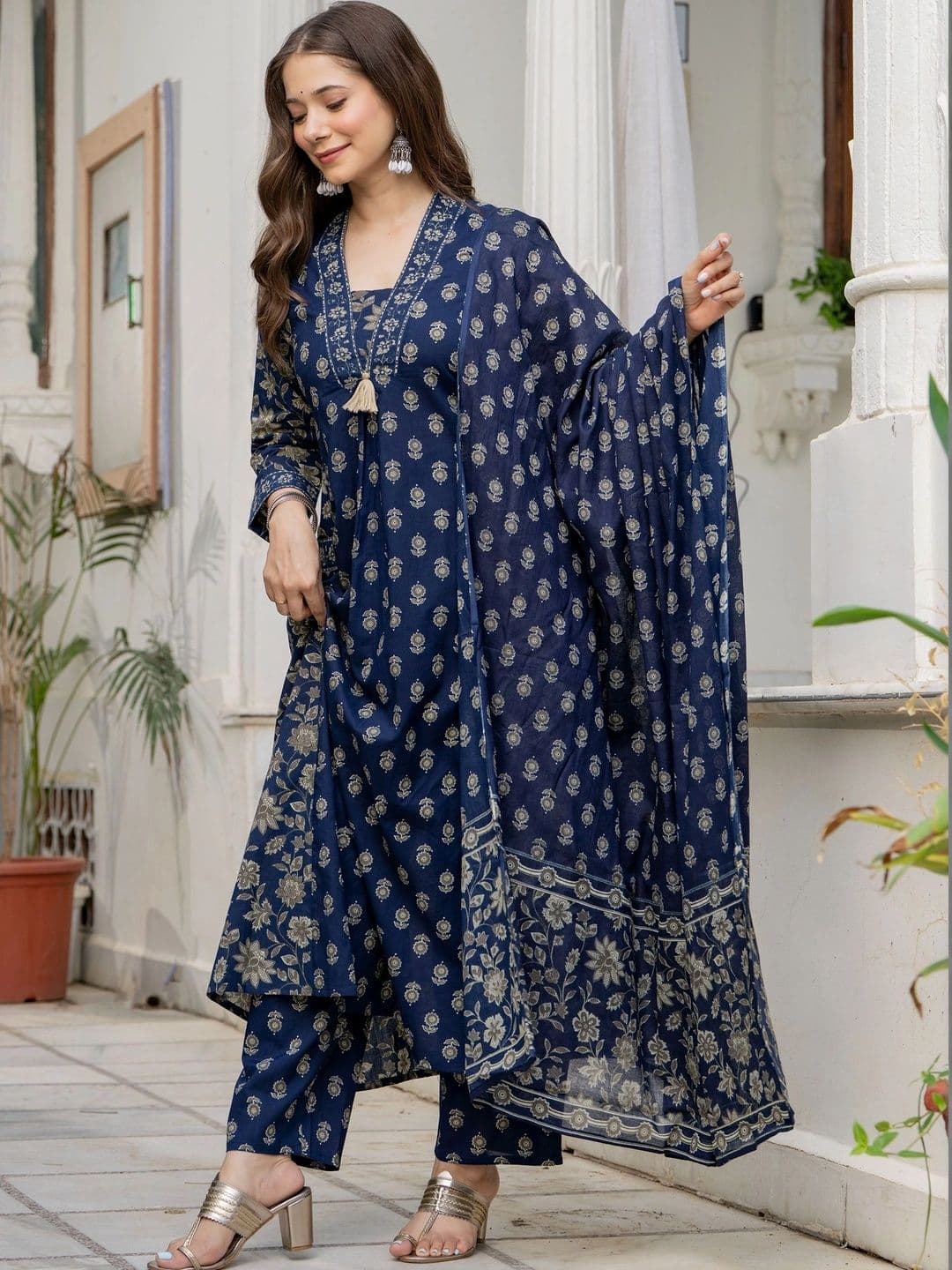 PARTHVI Women Floral Printed Regular Pure Cotton Kurta with Trousers & With Dupatta thumbnail 6