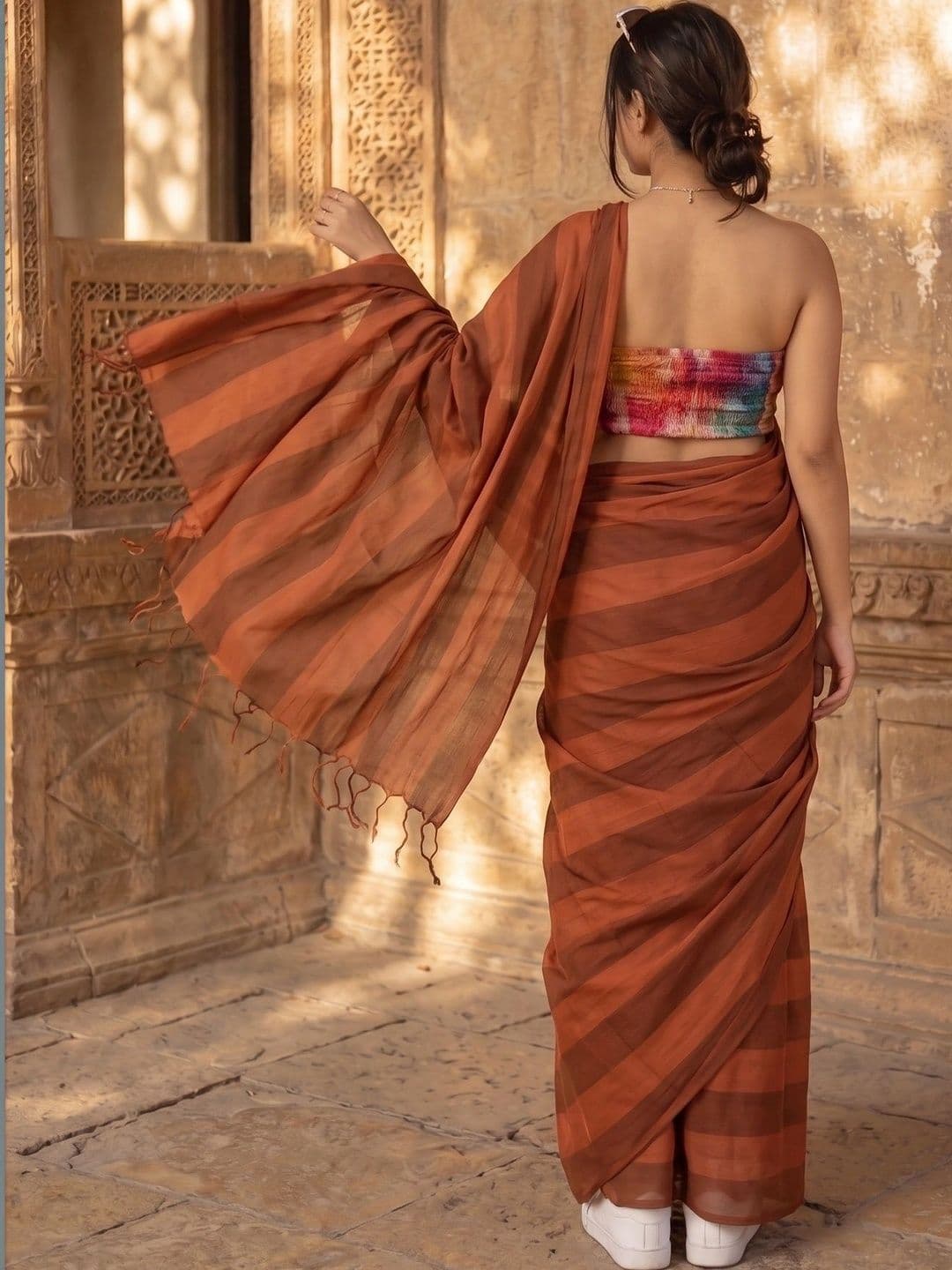 Vmdesigns Striped Zari Linen Blend Saree thumbnail 5