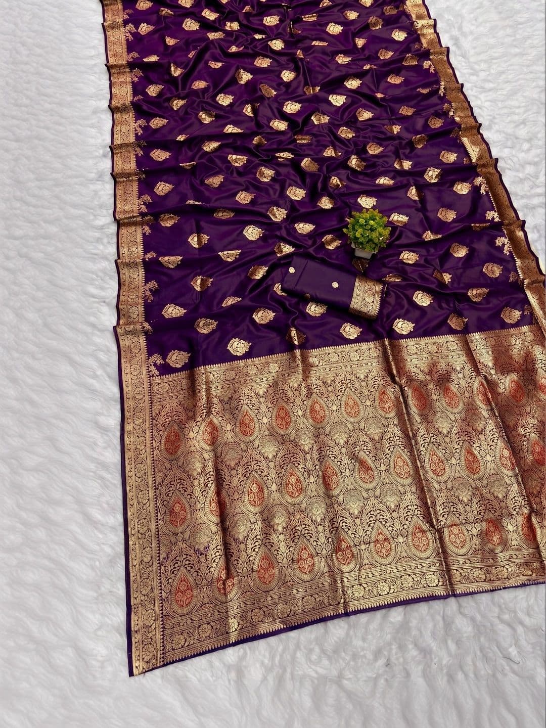 KRISHNA KURTIES Woven Design Zari Art Silk Banarasi Saree thumbnail 2