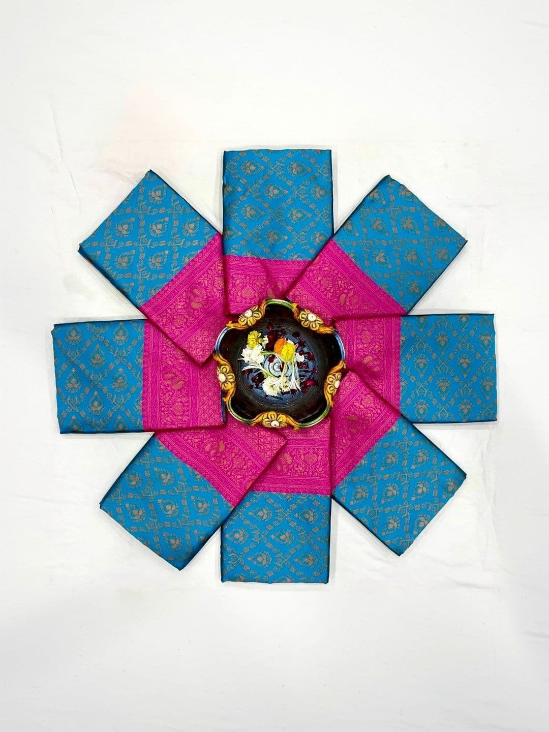 ADR CHIKANKARI Ethnic Motifs Woven Design Zari Art Silk Banarasi Saree thumbnail 2
