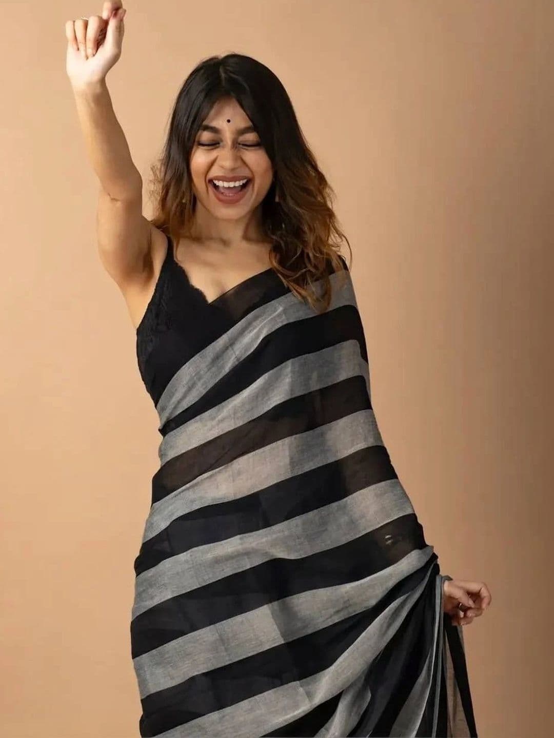 7Eleven Fashion Striped Zari Linen Blend Saree thumbnail 2