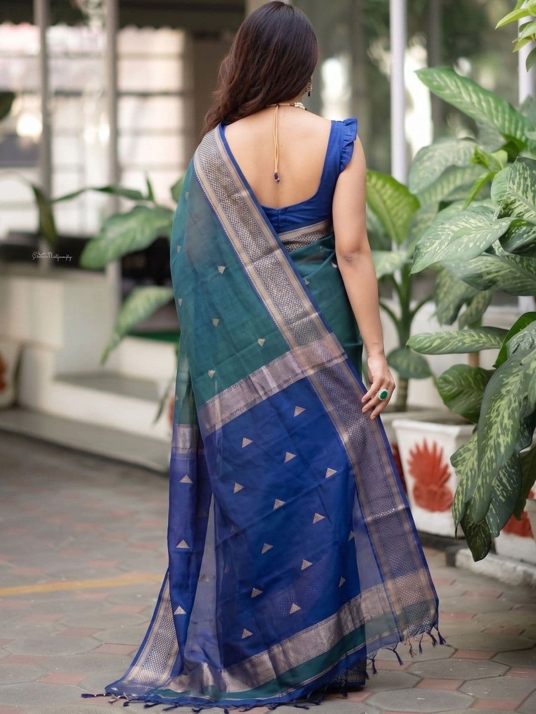 ADR CHIKANKARI Woven Design Zari Art Silk Banarasi Saree thumbnail 4