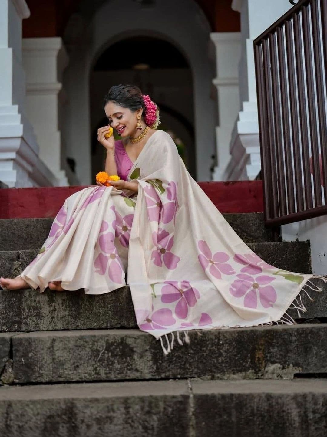 Zankhi Hosiery Floral Zari Linen Blend Saree thumbnail 2