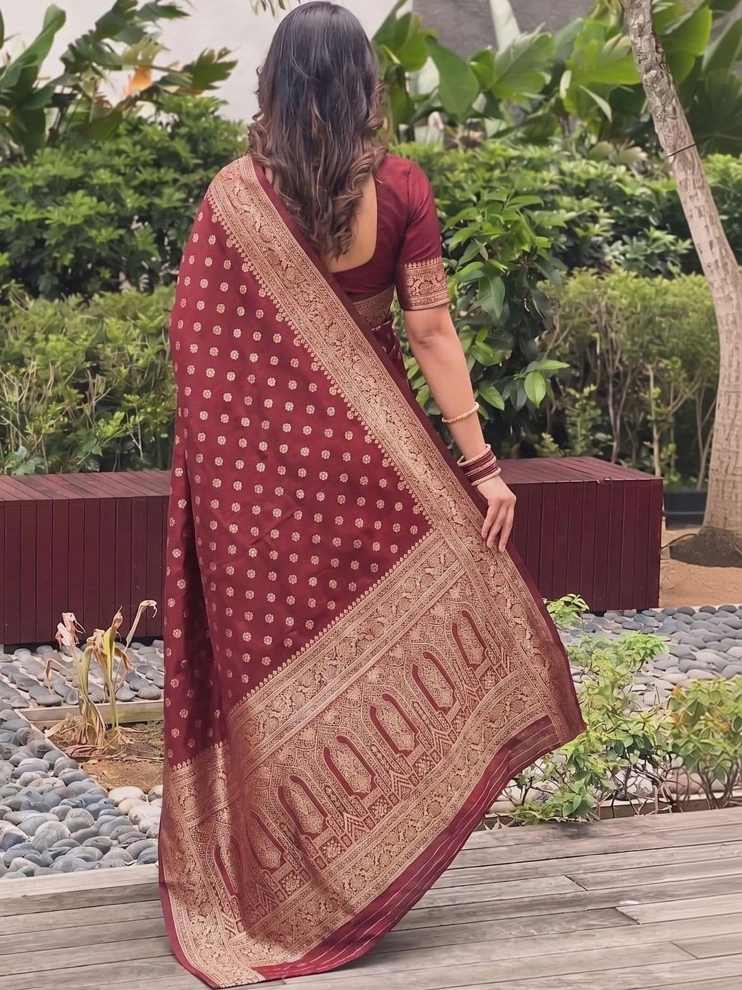 Leafsy Woven Design Zari Art Silk Banarasi Saree thumbnail 3