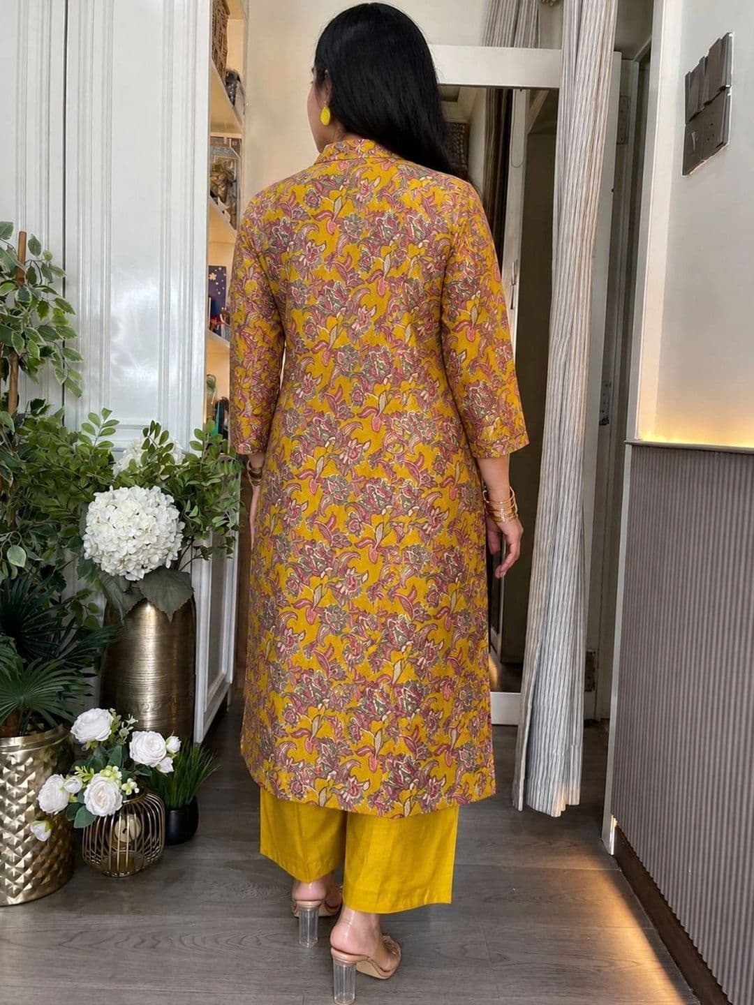 Aaghnya Women Floral Printed Regular Kurta with Palazzos thumbnail 4