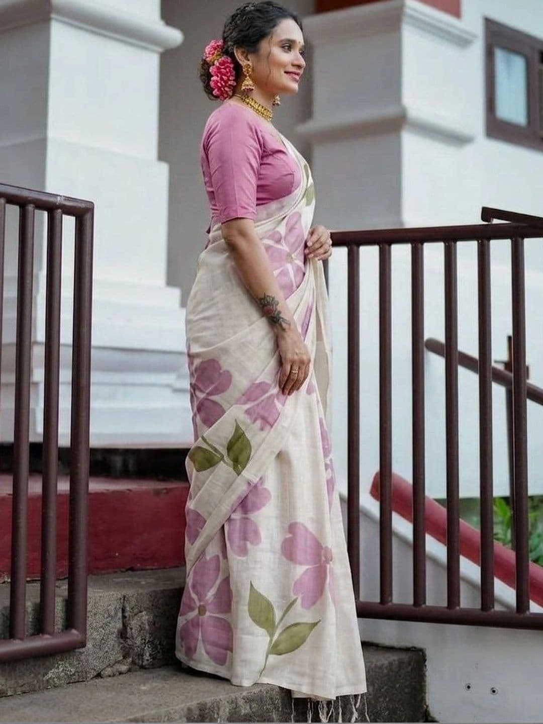 7Eleven Fashion Floral Zari Linen Blend Saree thumbnail 5
