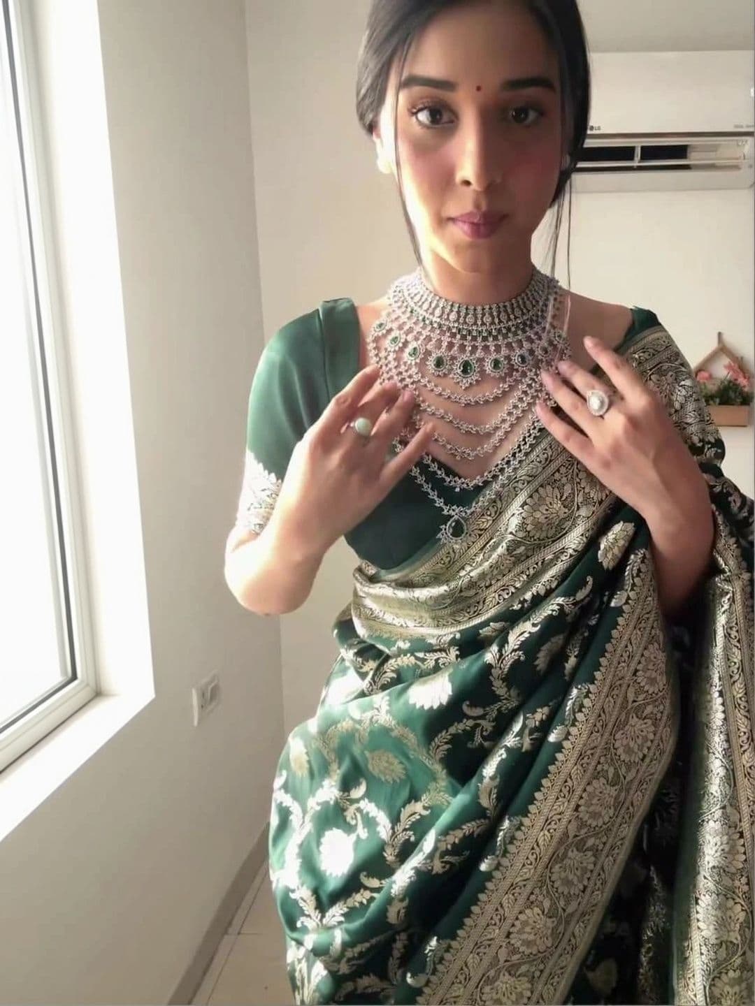 Eecoo Woven Design Zari Art Silk Banarasi Saree thumbnail 3