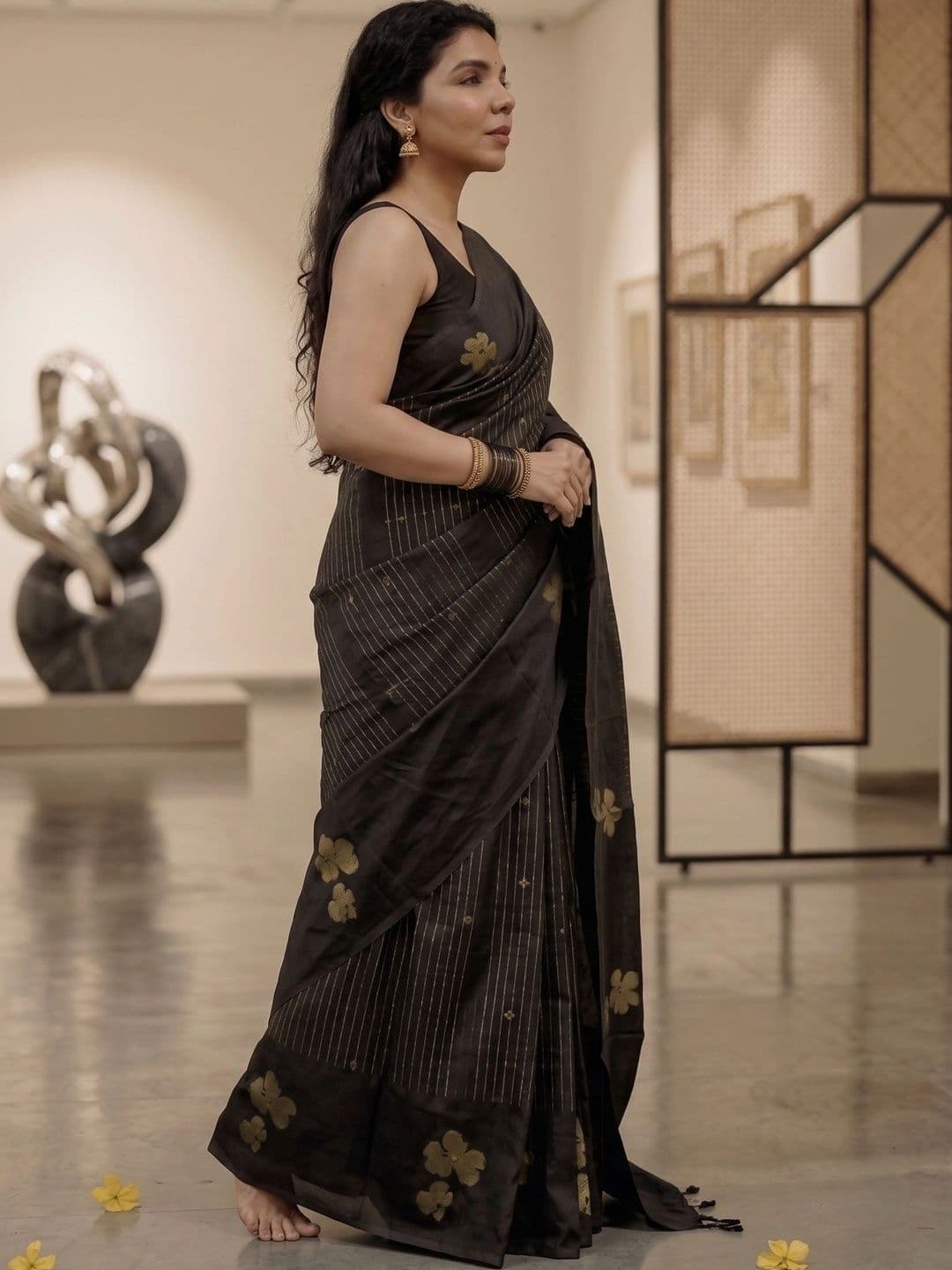 GMK Fashions Floral Zari Linen Blend Saree thumbnail 3