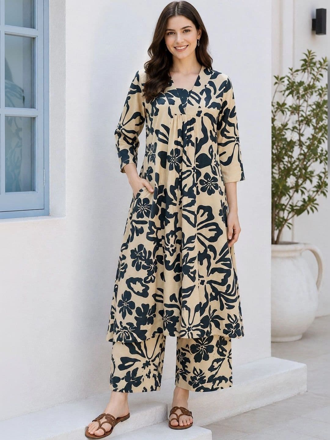 HIVA TRENDZ Women Floral Printed Regular Kurta with Palazzos - view 1