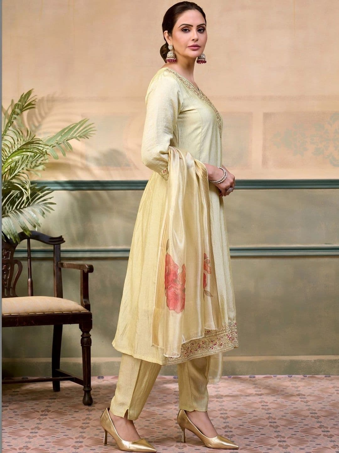 House of Pataudi Women Ethnic Motifs Embroidered Regular Thread Work Pure Silk Kurta with Trousers & With thumbnail 5