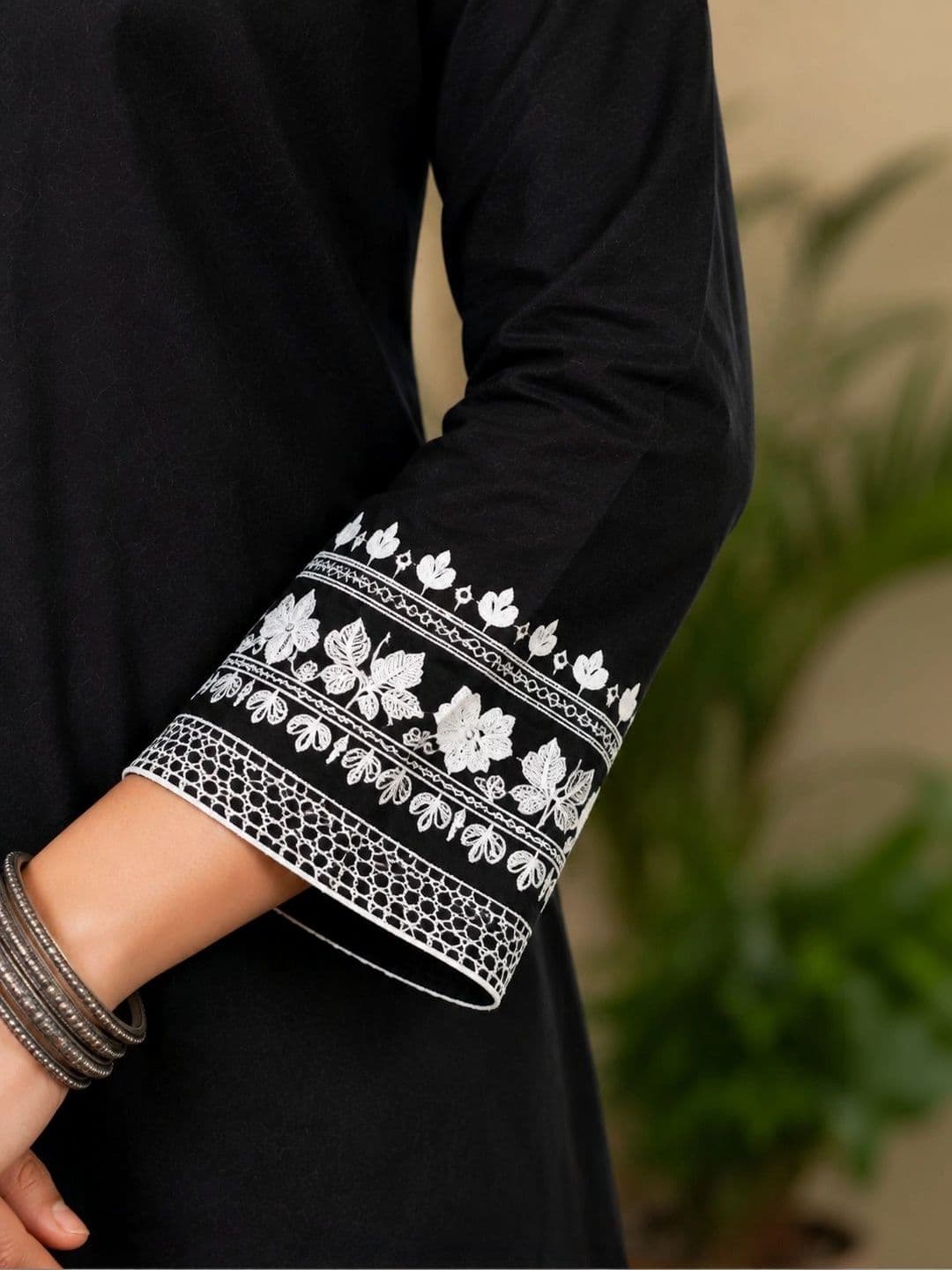 Visaru Women Ethnic Motifs Embroidered Regular Thread Work Kurta with Palazzos thumbnail 7