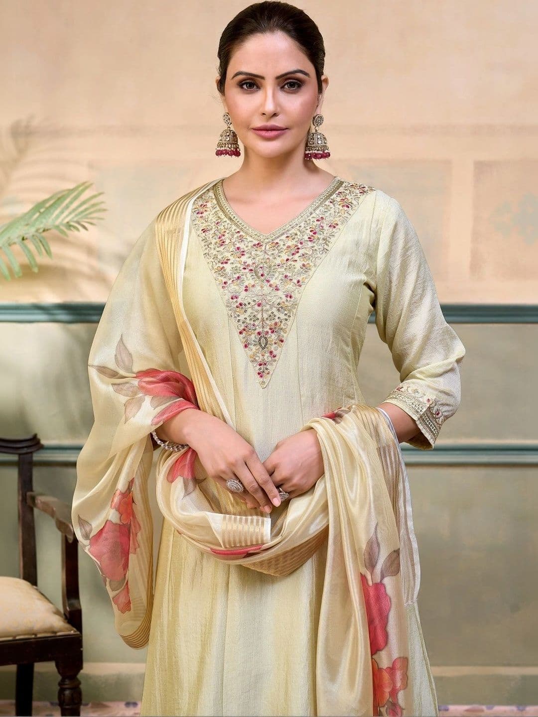 House of Pataudi Women Ethnic Motifs Embroidered Regular Thread Work Pure Silk Kurta with Trousers & With thumbnail 3