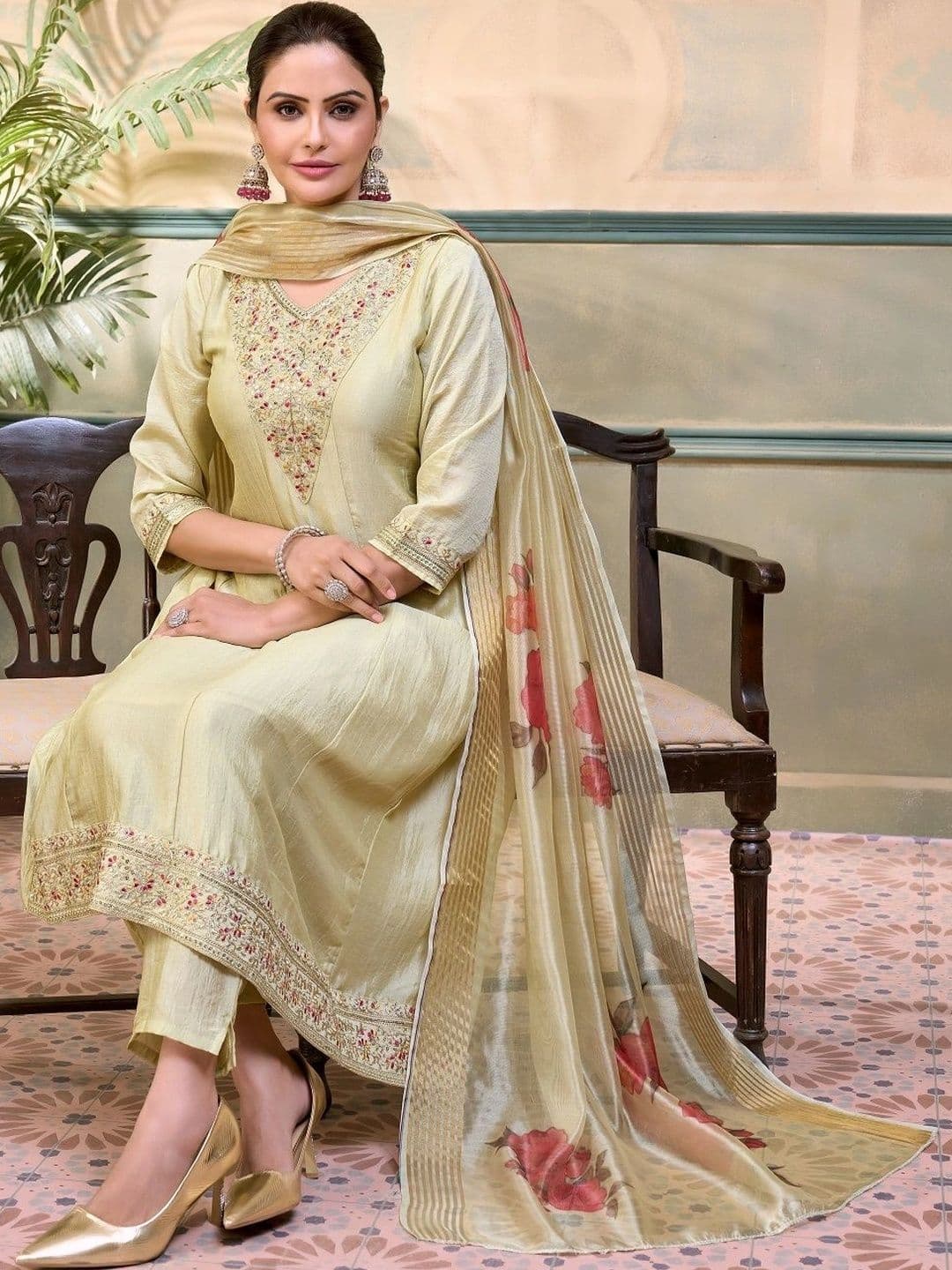 House of Pataudi Women Ethnic Motifs Embroidered Regular Thread Work Pure Silk Kurta with Trousers & With thumbnail 6