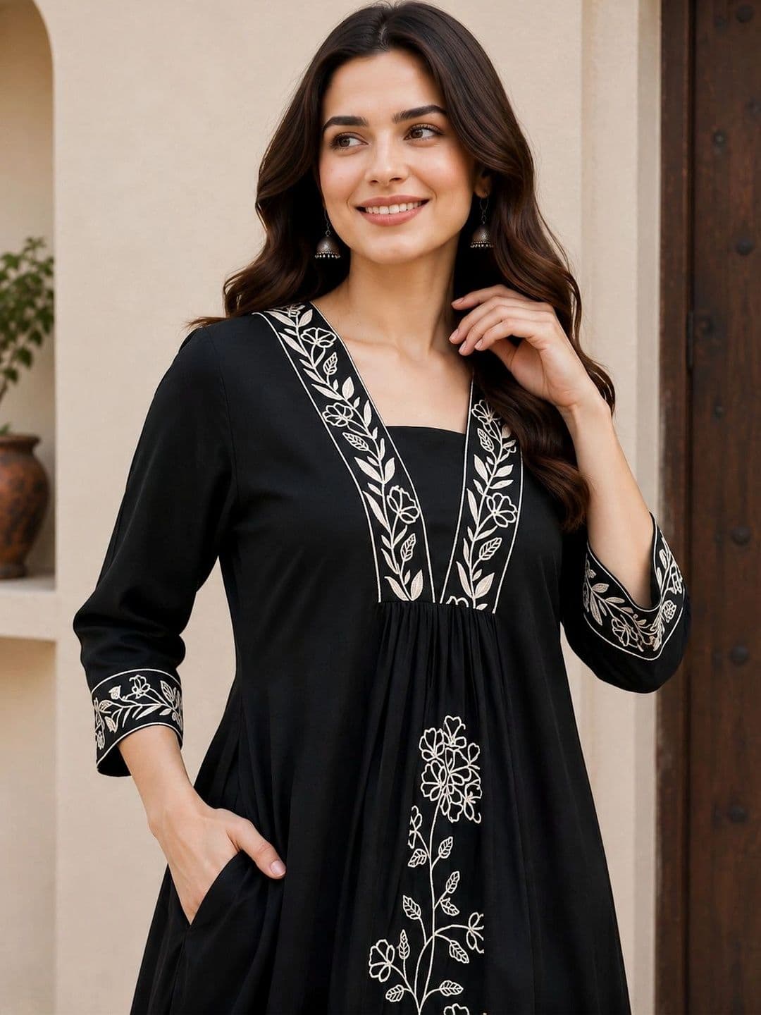 EVANORA Women Floral Embroidered Empire Thread Work Kurta with Palazzos thumbnail 3