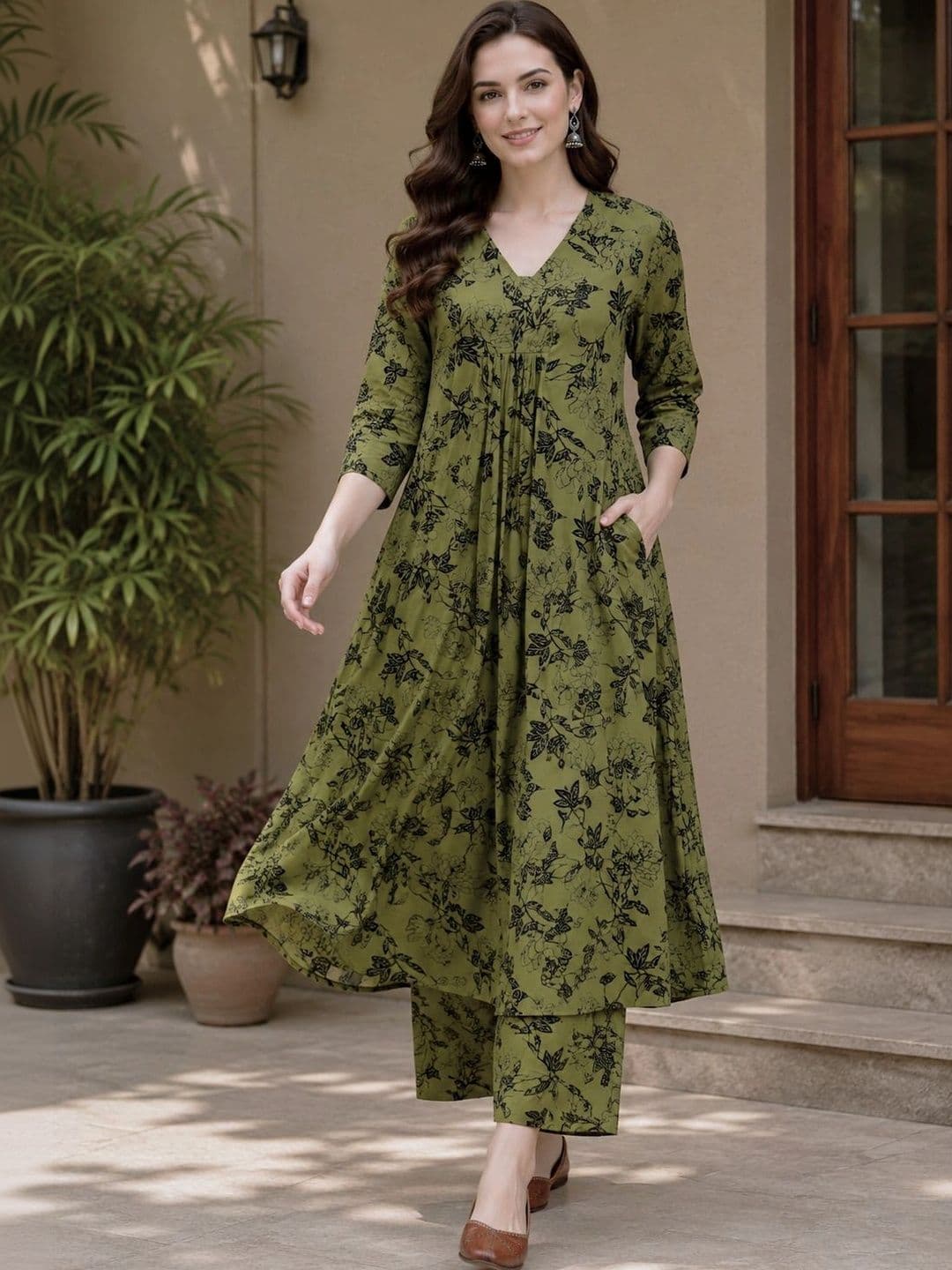 EVANORA Women Floral Printed Empire Kurta with Trousers thumbnail 2