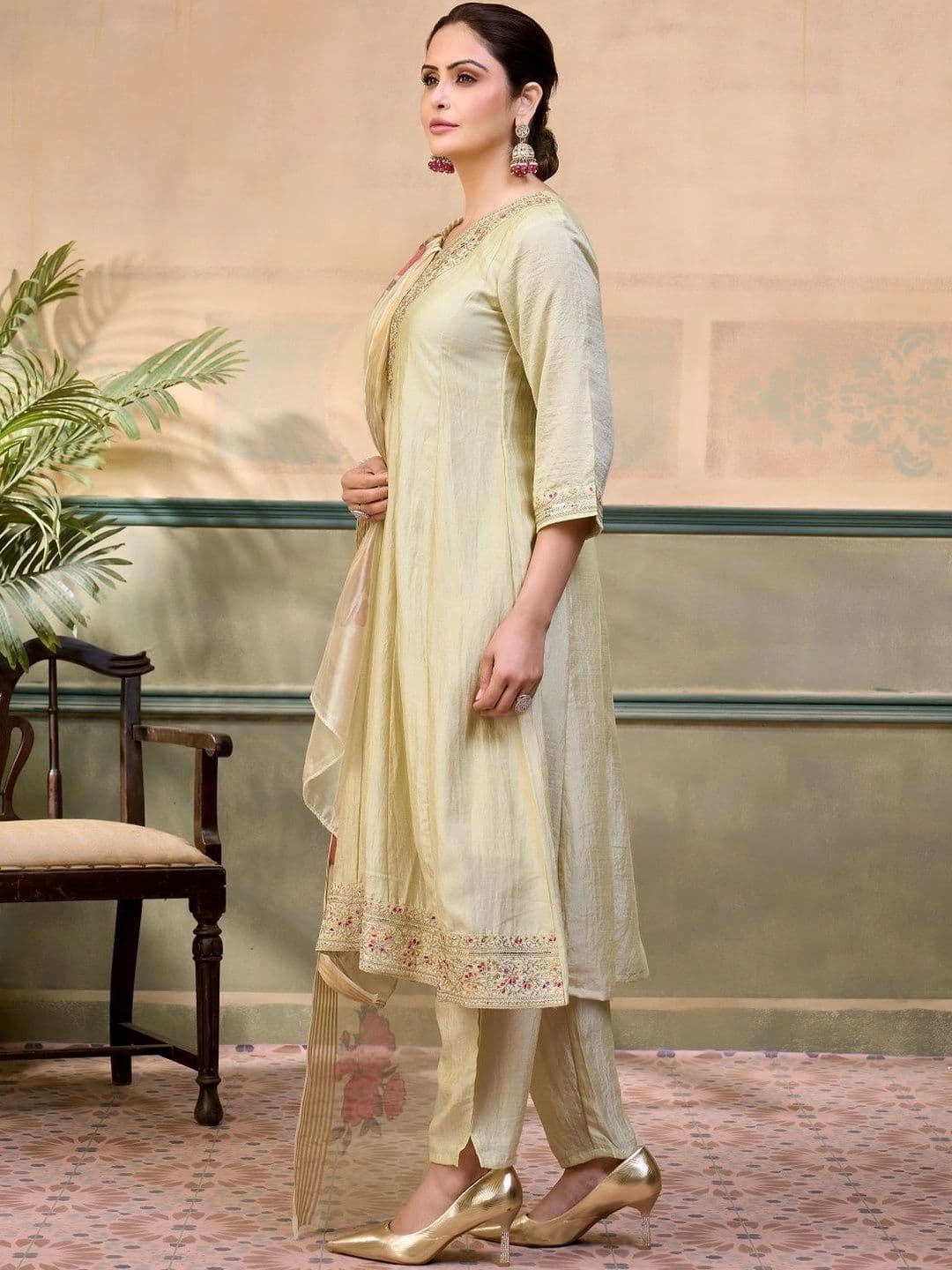 House of Pataudi Women Ethnic Motifs Embroidered Regular Thread Work Pure Silk Kurta with Trousers & With thumbnail 4