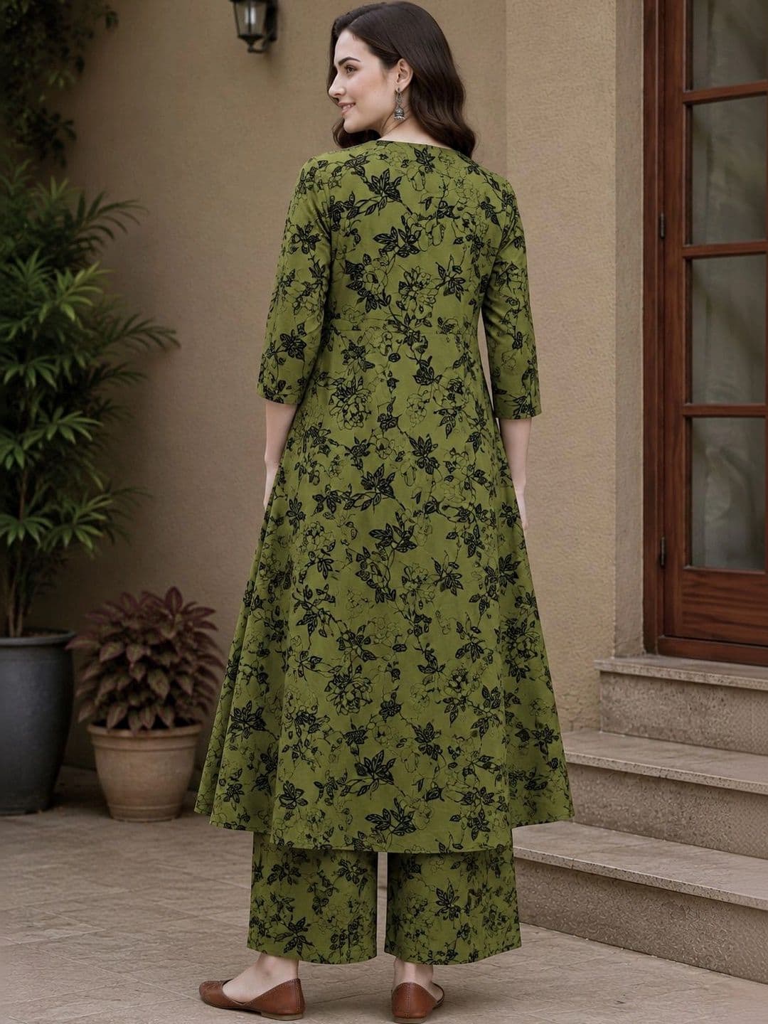 EVANORA Women Floral Printed Empire Kurta with Trousers thumbnail 4