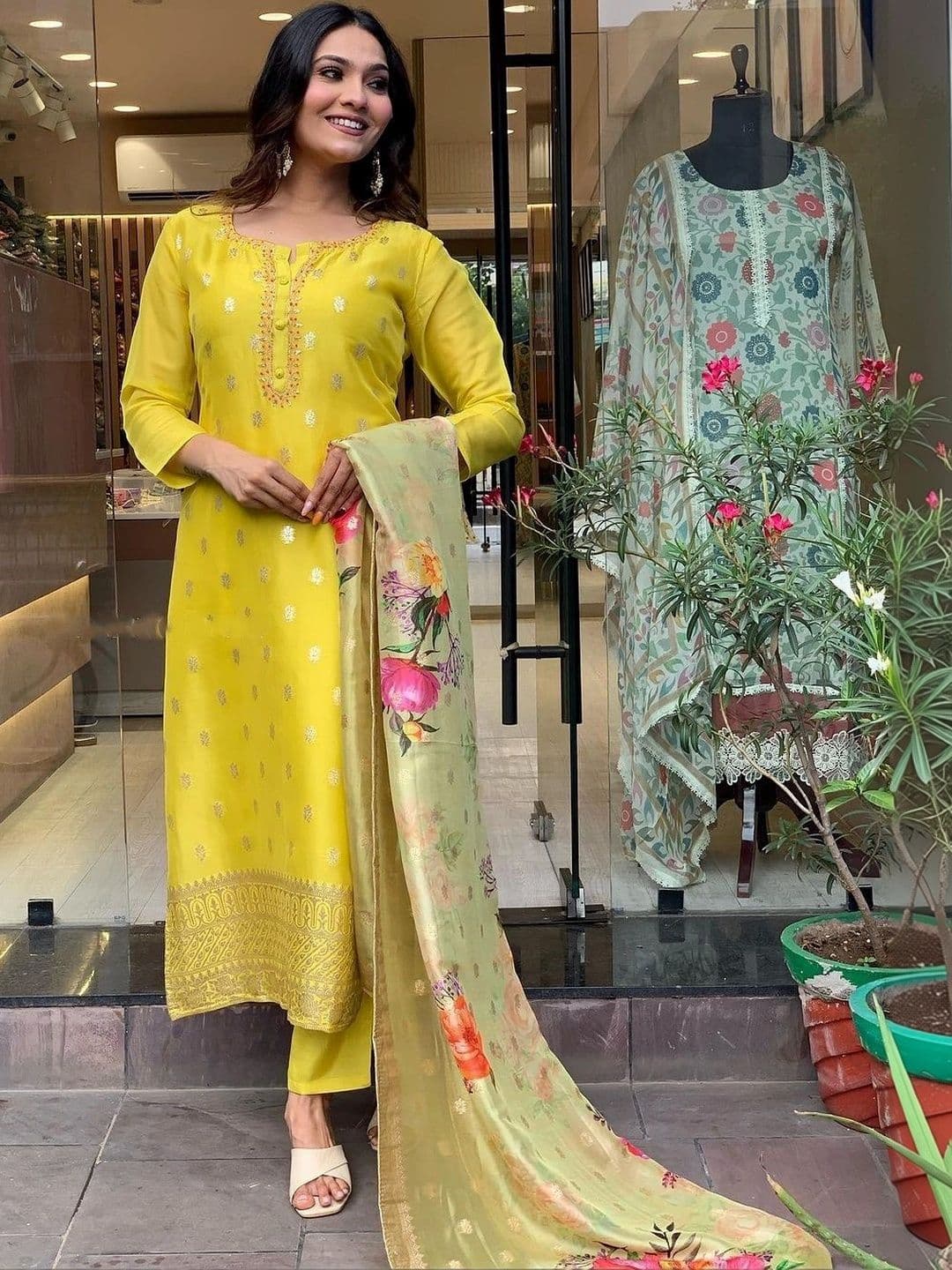 Glamelab Women Ethnic Motifs Regular Kurta with Trousers & With Dupatta thumbnail 2