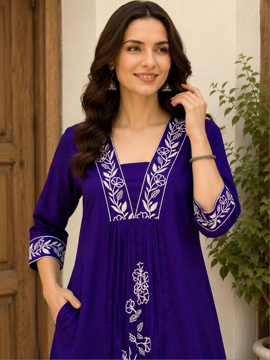 EVANORA Women Floral Embroidered Empire Thread Work Kurta with Palazzos thumbnail 4