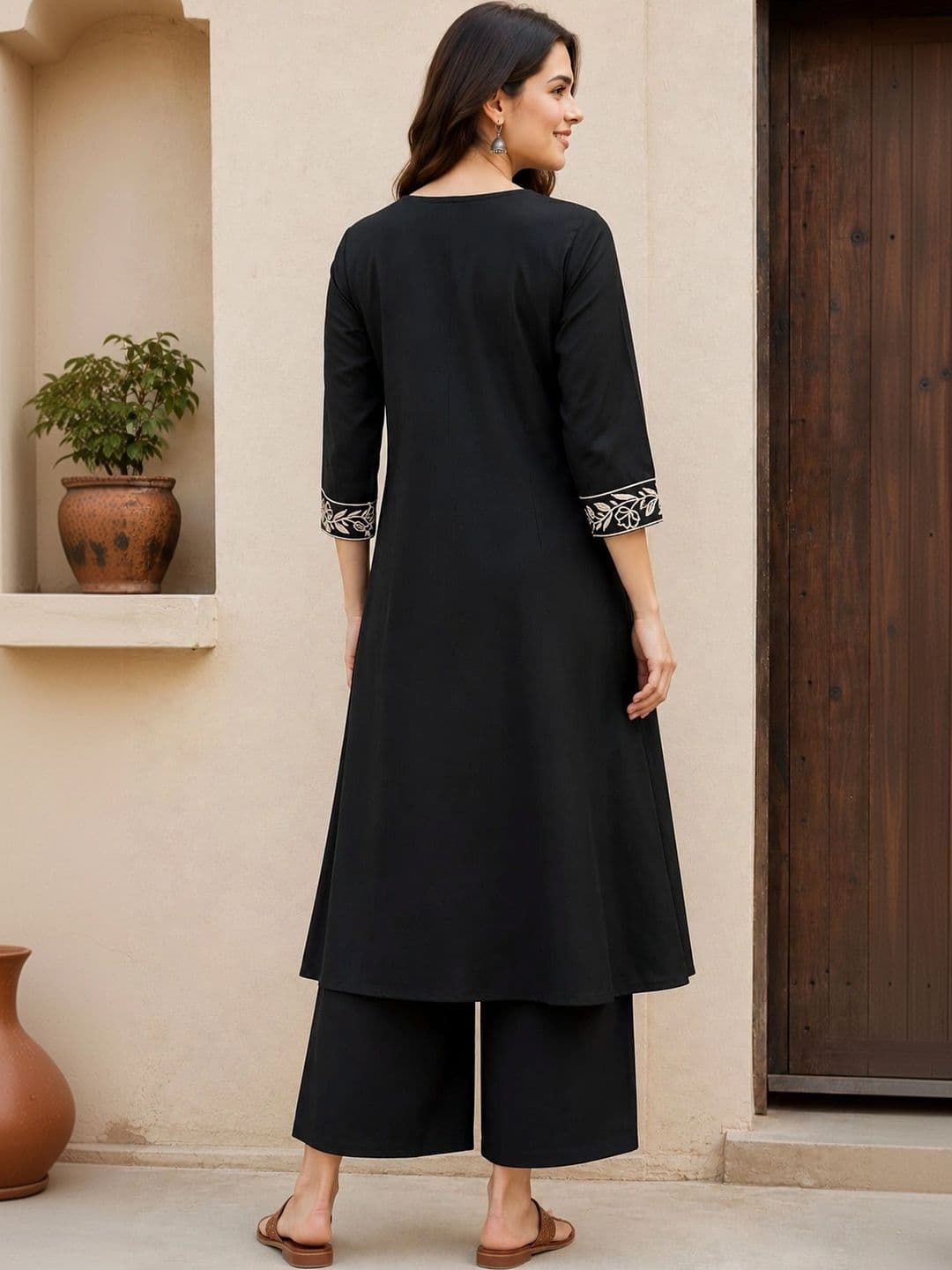 EVANORA Women Floral Embroidered Empire Thread Work Kurta with Palazzos thumbnail 4