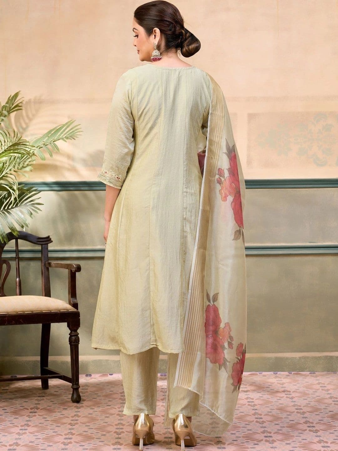 House of Pataudi Women Ethnic Motifs Embroidered Regular Thread Work Pure Silk Kurta with Trousers & With thumbnail 2