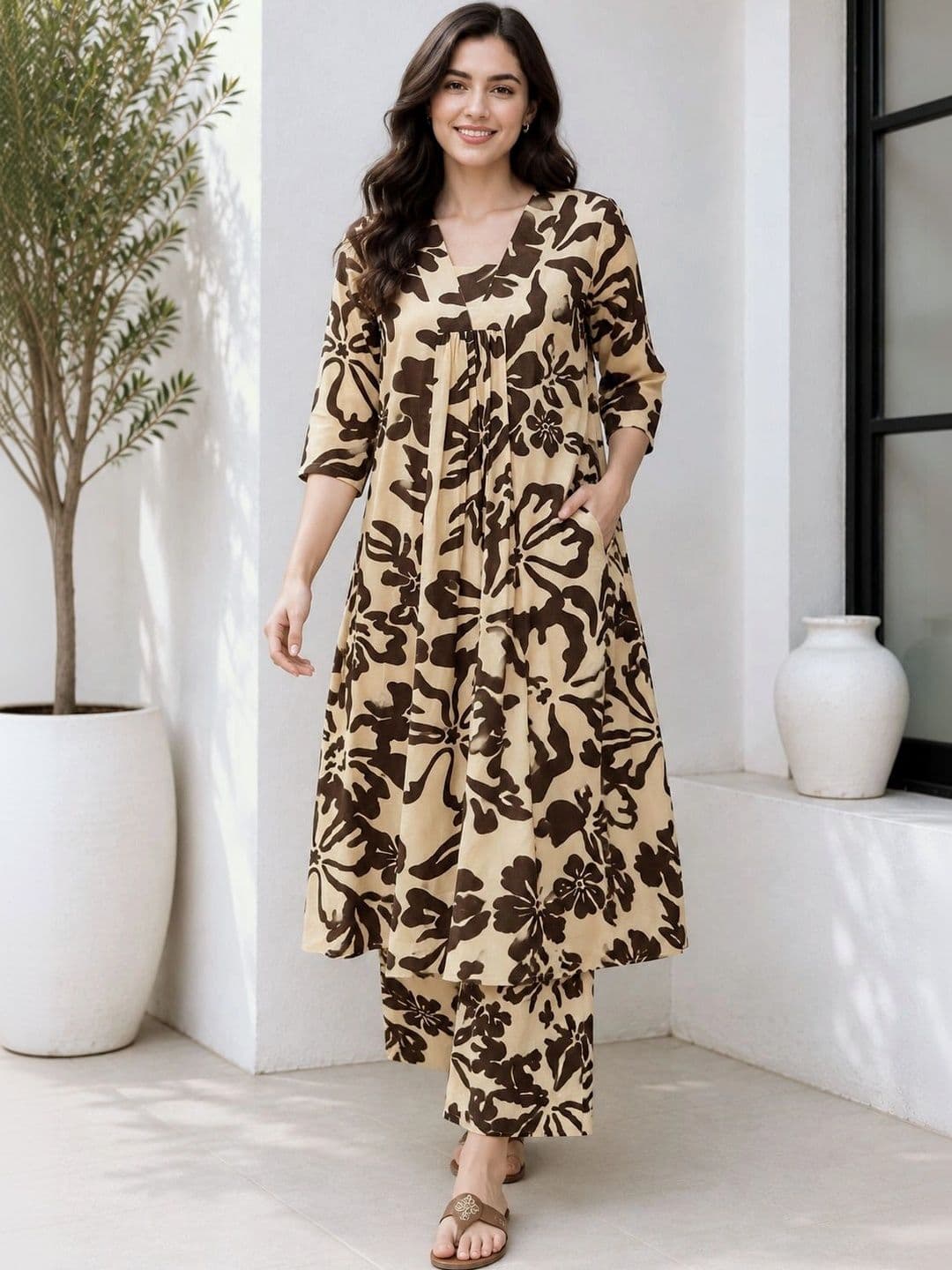EVANORA Women Floral Printed Regular Kurta with Palazzos thumbnail 2
