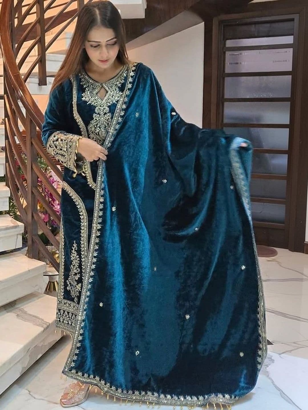 B&B Fashion Womend Regular Velvet Kurta with Trousers & With Dupatta thumbnail 3
