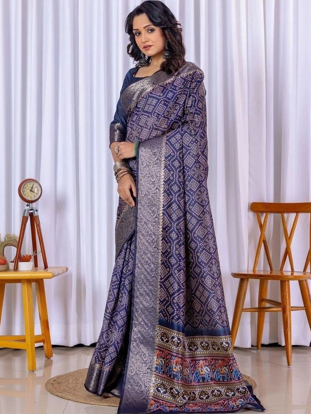 Sampada india Women Woven Design Zari Silk Blend Saree thumbnail 3