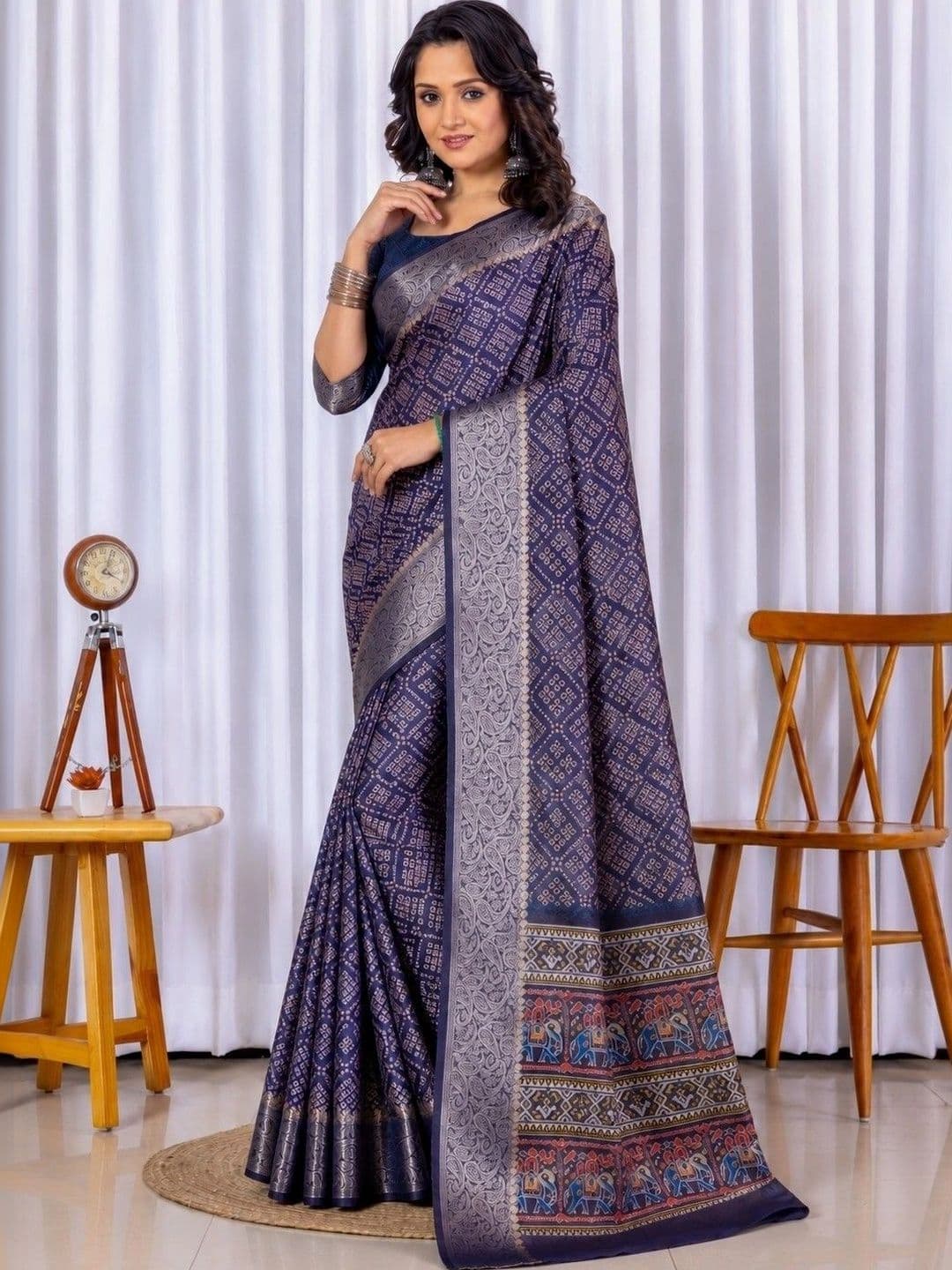 Sampada india Floral Zari Silk Blend Saree thumbnail 4