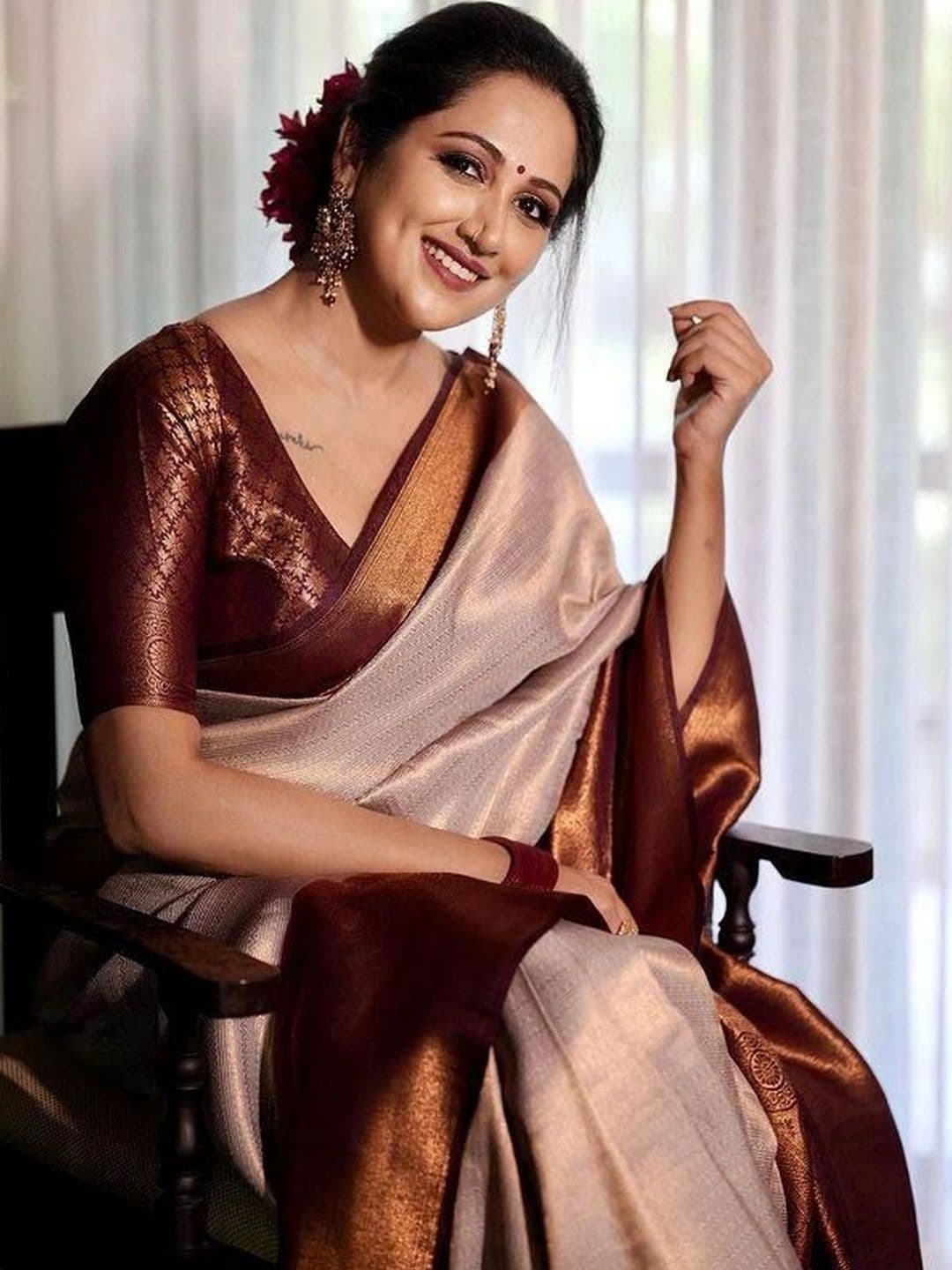 PAZVADI Women Woven Design Zari Silk Blend Designer Kanjeevaram Saree thumbnail 3