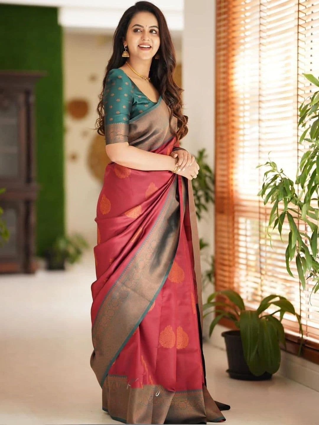 PAZVADI Woven Design Zari Silk Blend Designer Kanjeevaram Saree thumbnail 3