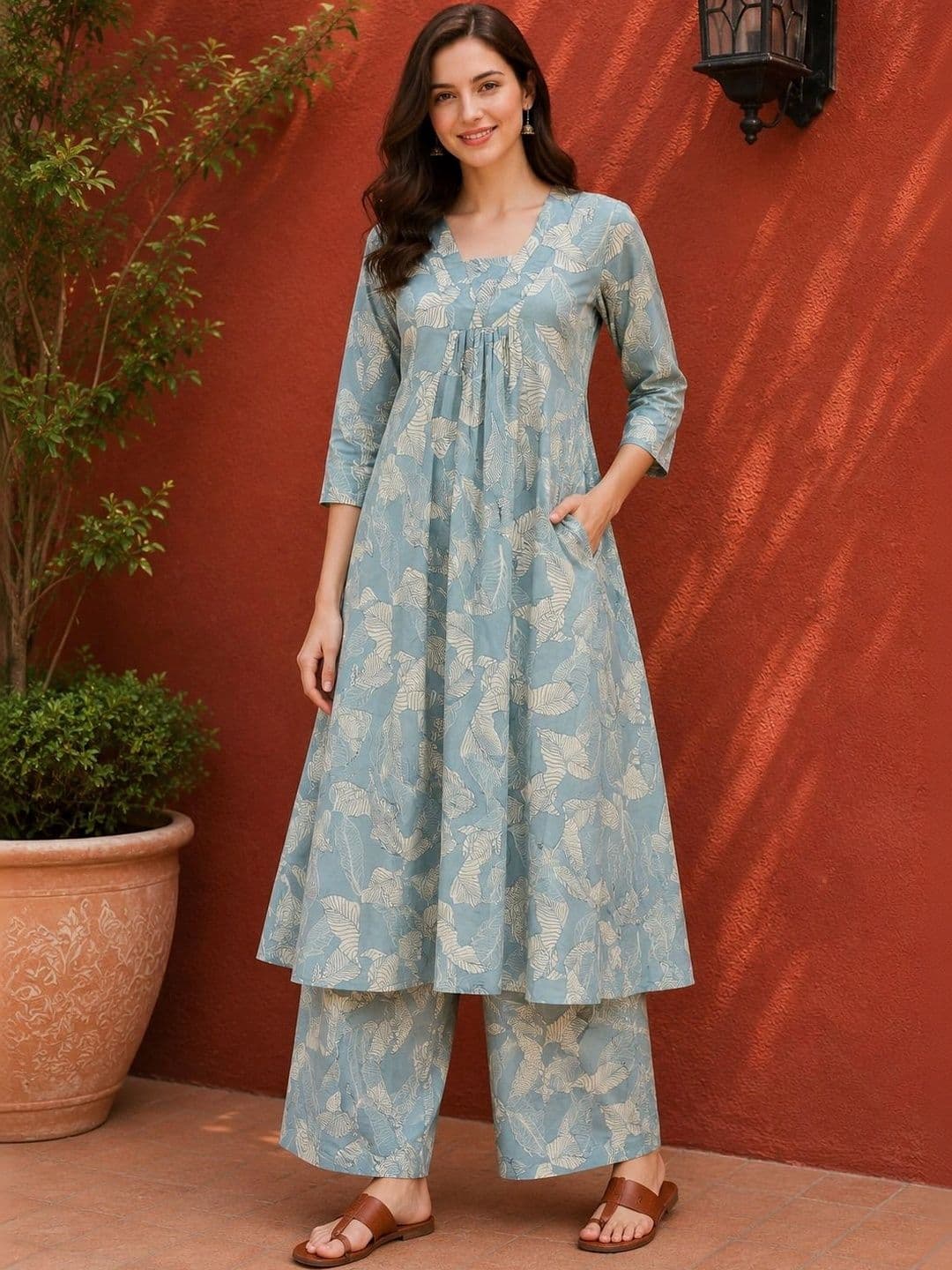 EVANORA Women Floral Printed Pleated Kurta with Palazzos thumbnail 4