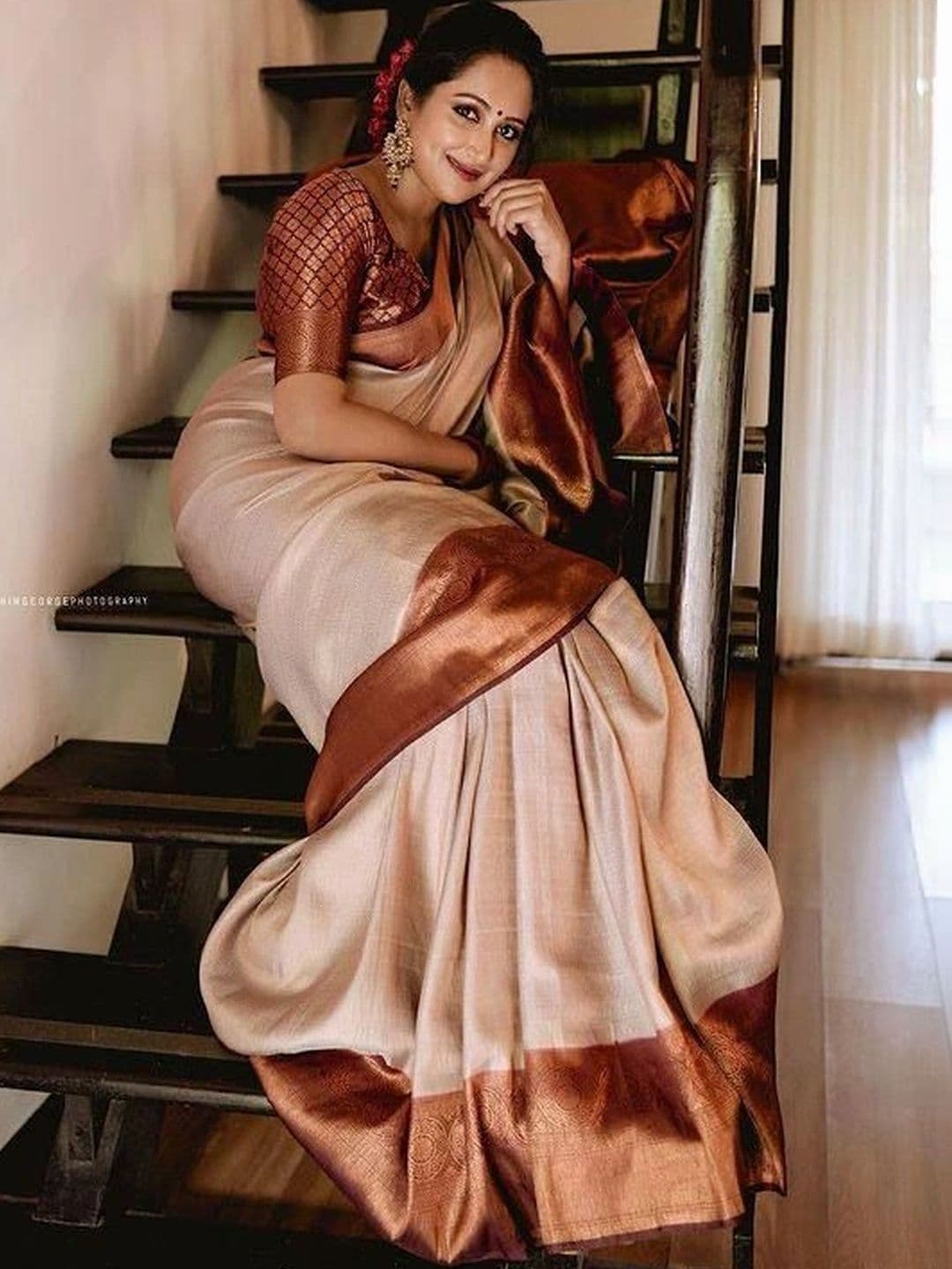 PAZVADI Women Woven Design Zari Silk Blend Designer Kanjeevaram Saree thumbnail 2