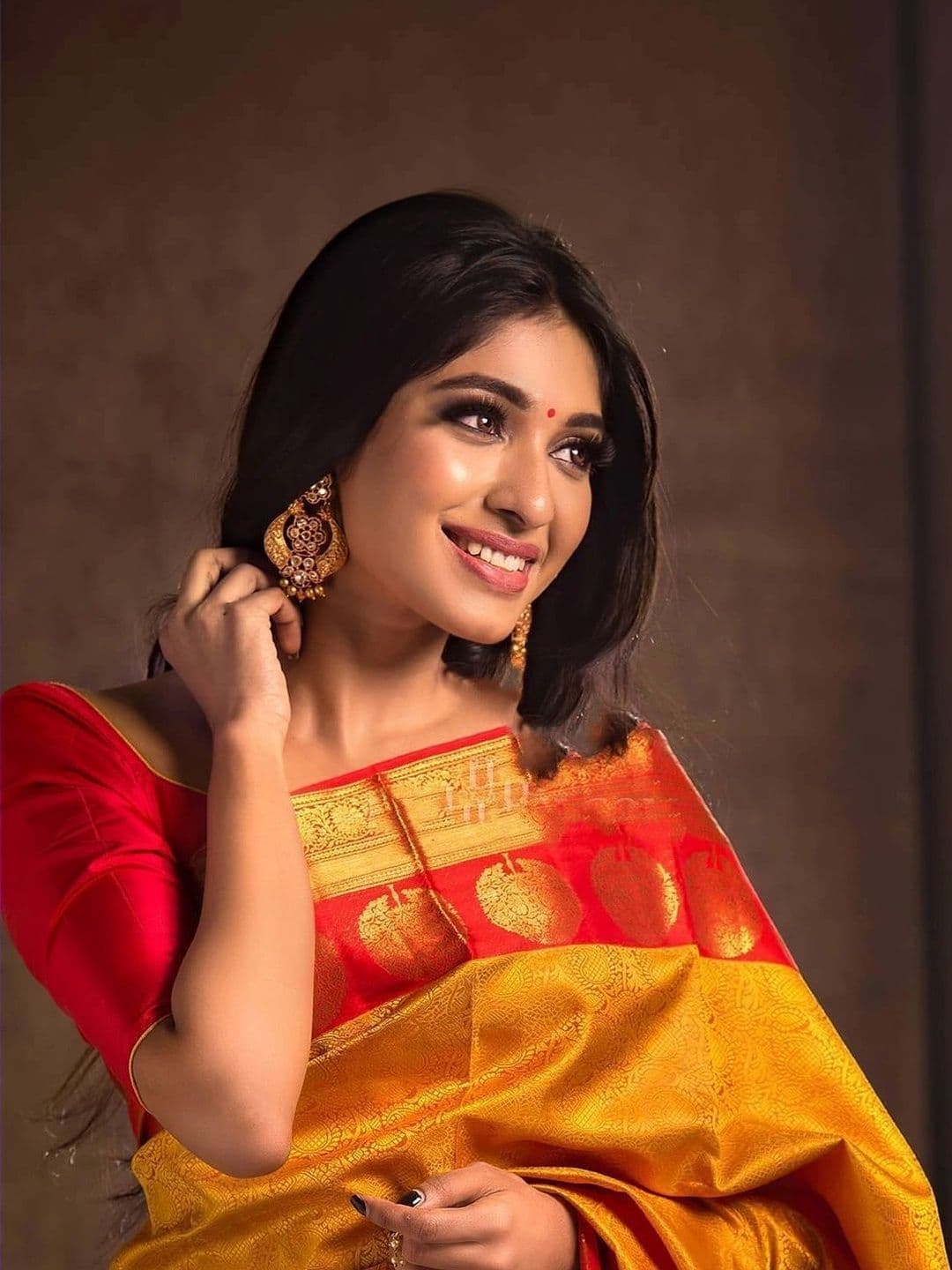 PAZVADI Woven Design Zari Silk Blend Designer Kanjeevaram Saree thumbnail 6
