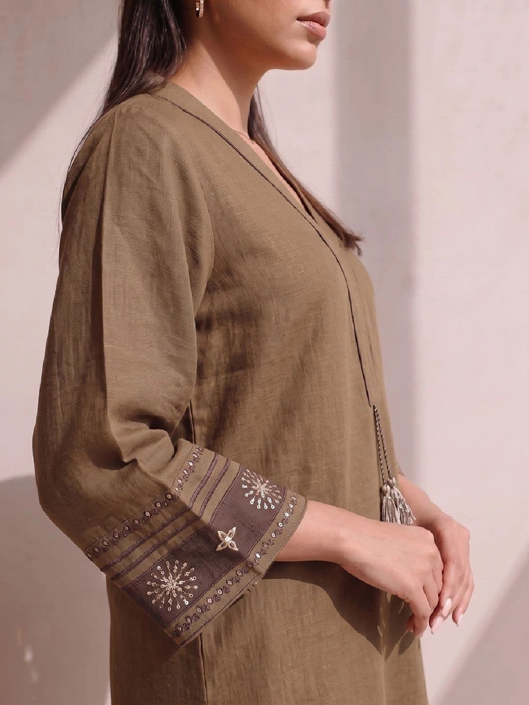 Varanga Women Ethnic Motifs Embroidered Regular Thread Work Kurta with Trousers thumbnail 4