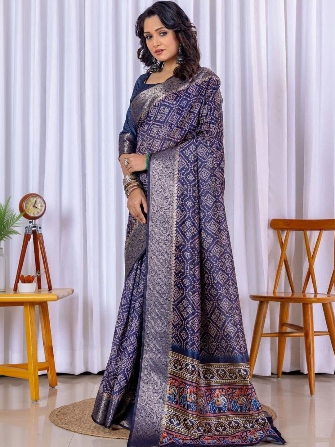Sampada india Bandhani Zari Silk Blend Saree thumbnail 4