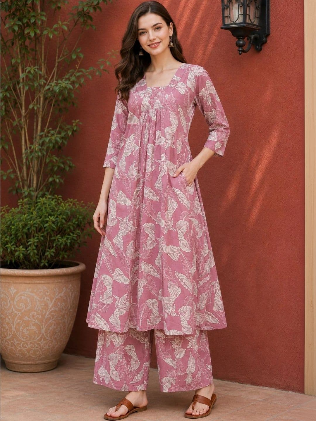 EVANORA Women Floral Printed Regular Kurta with Palazzos thumbnail 4