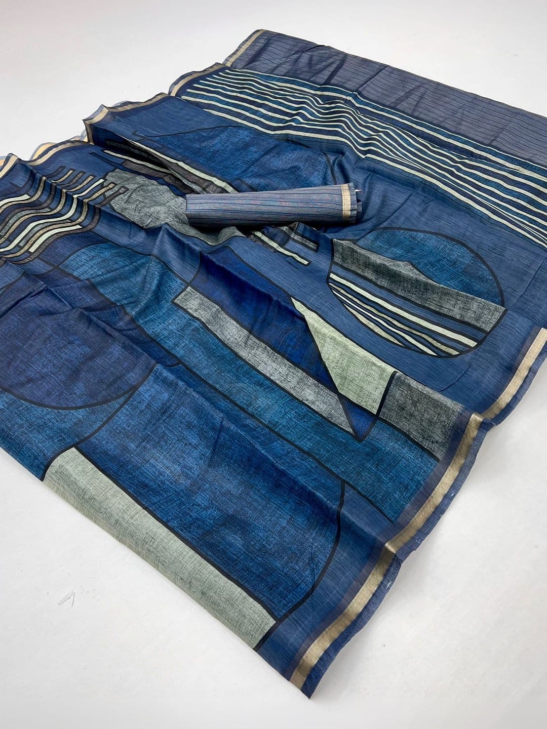 NARIVESH TRENDS Saree thumbnail 4