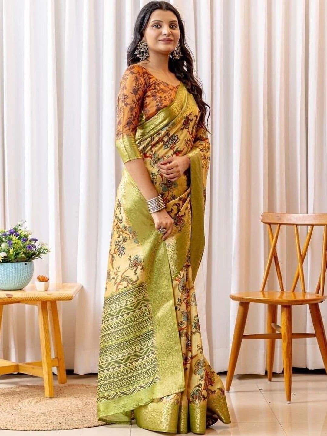Sampada india Floral Silk Blend Saree thumbnail 2