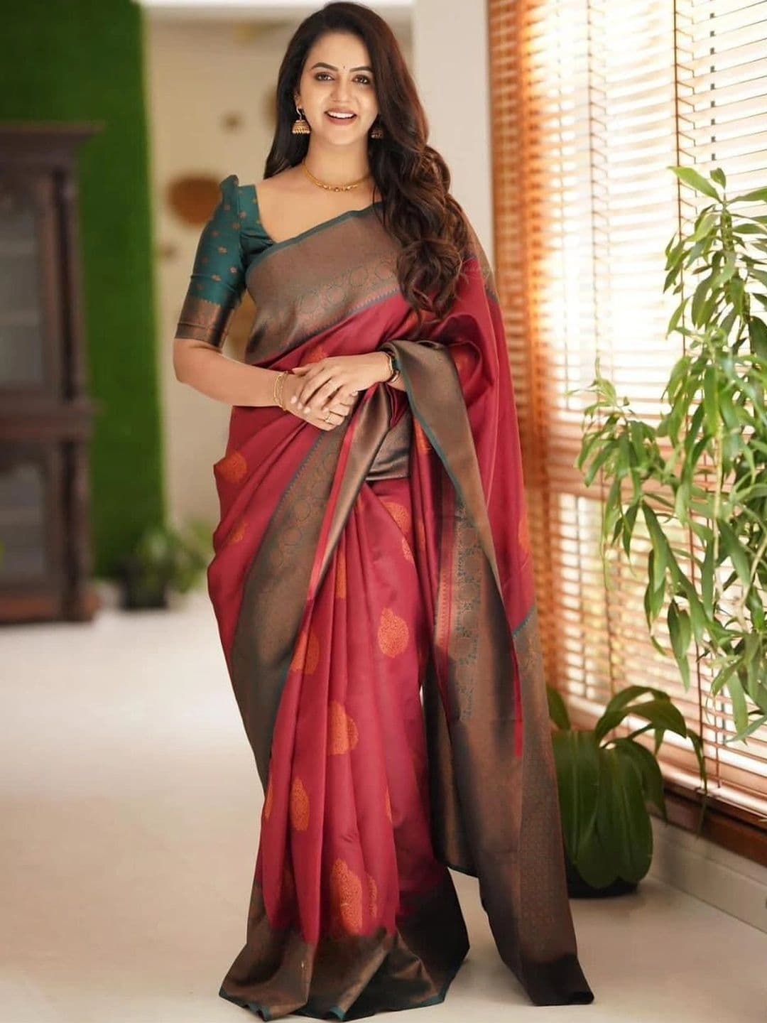 PAZVADI Woven Design Zari Silk Blend Designer Kanjeevaram Saree - view 1