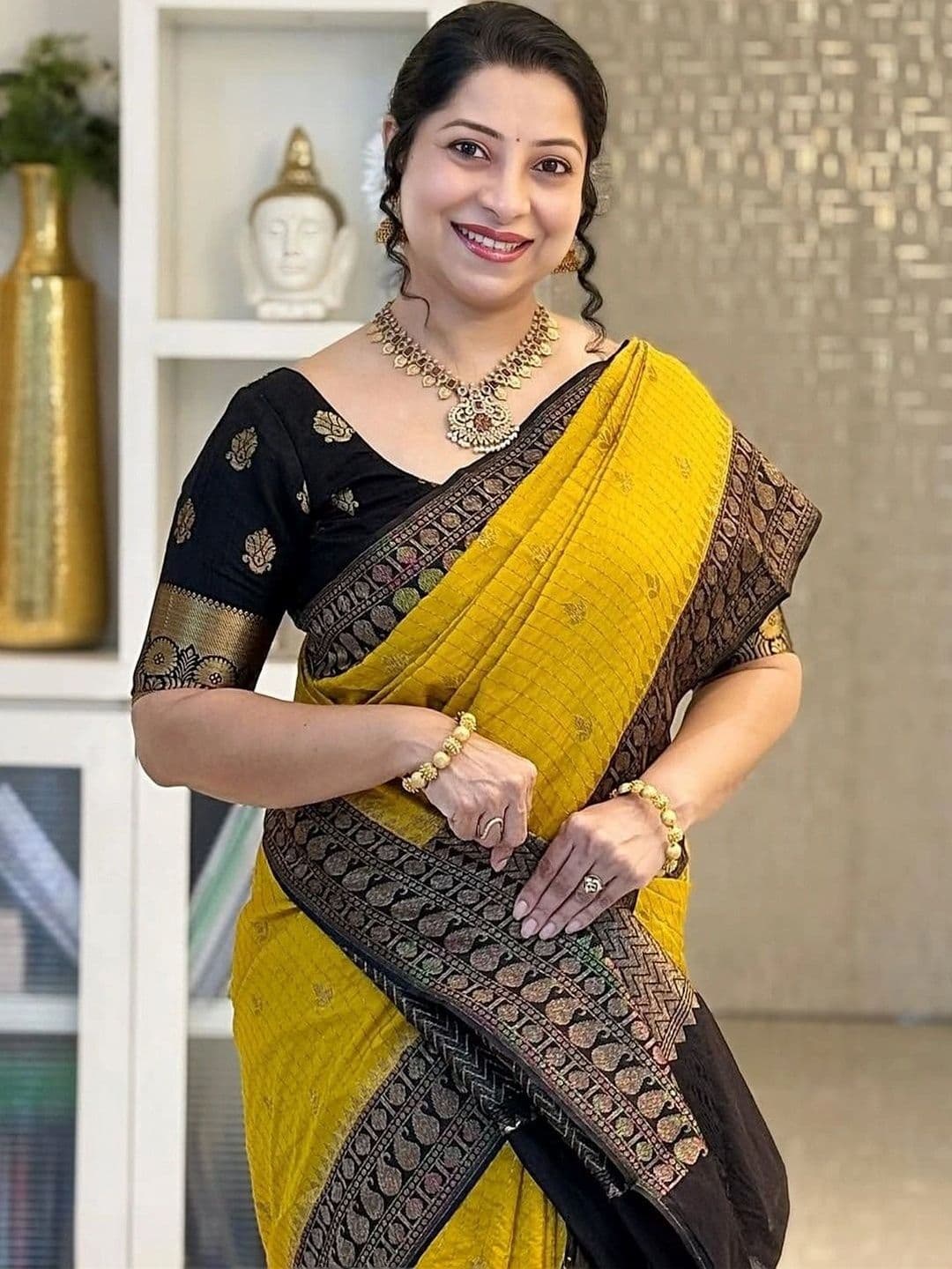 PAZVADI Women Woven Design Zari Silk Blend Designer Kanjeevaram Saree thumbnail 5